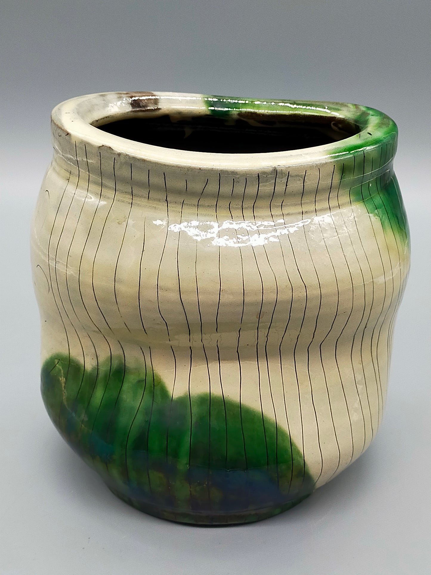 Handgefertigte Keramikvase – Glasiertes Design in Grün und Weiß