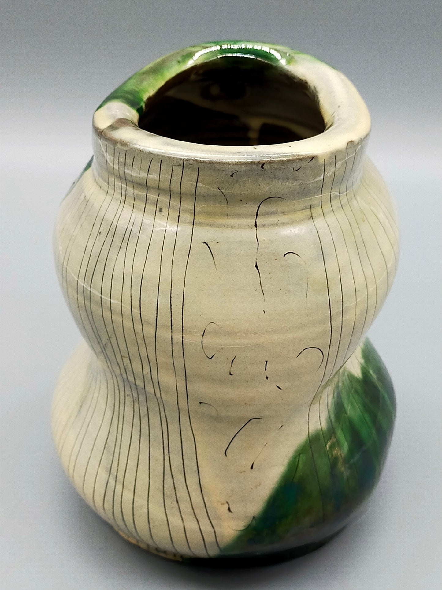 Handgefertigte Keramikvase – Glasiertes Design in Grün und Weiß