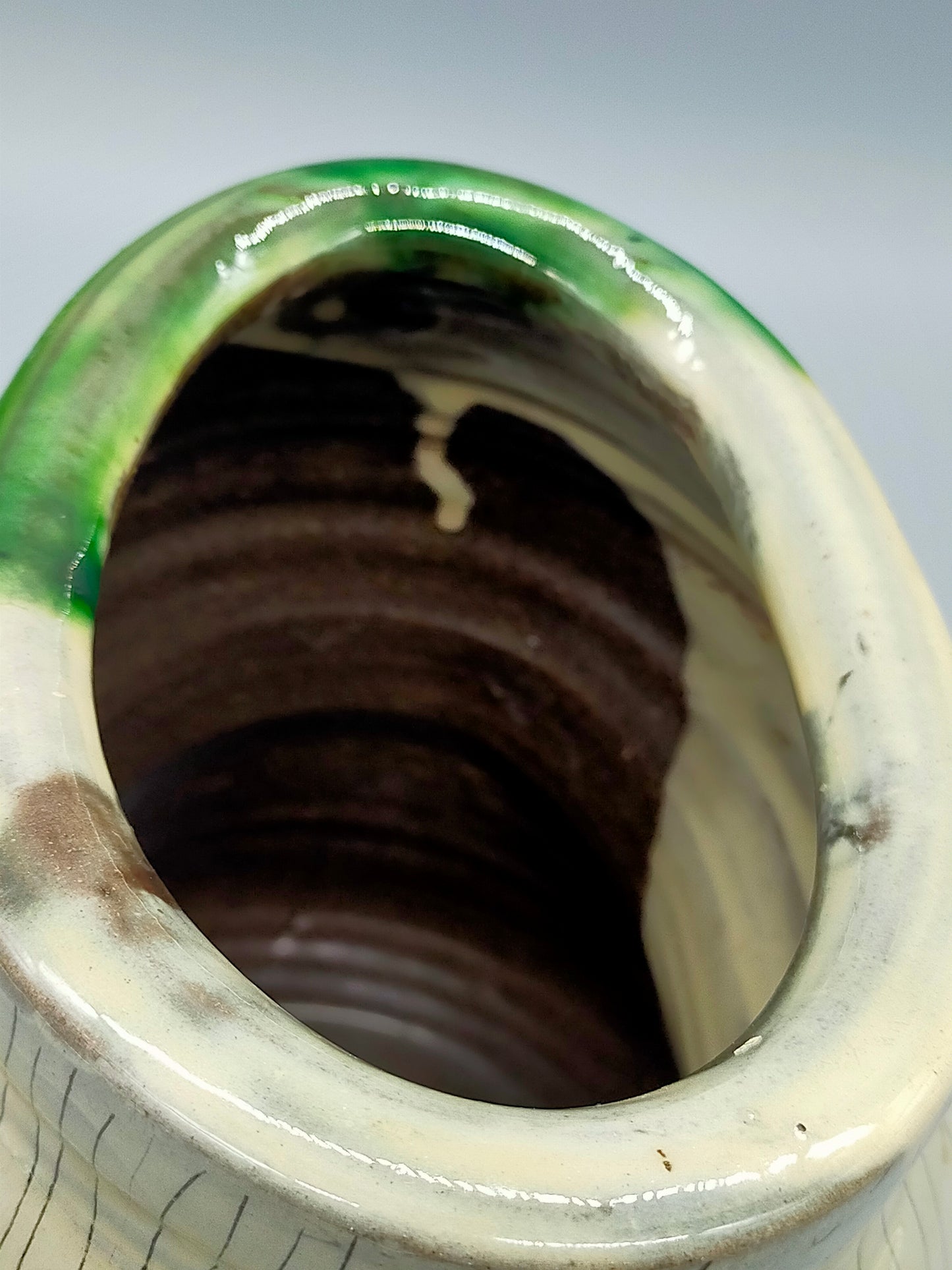 Handgefertigte Keramikvase – Glasiertes Design in Grün und Weiß