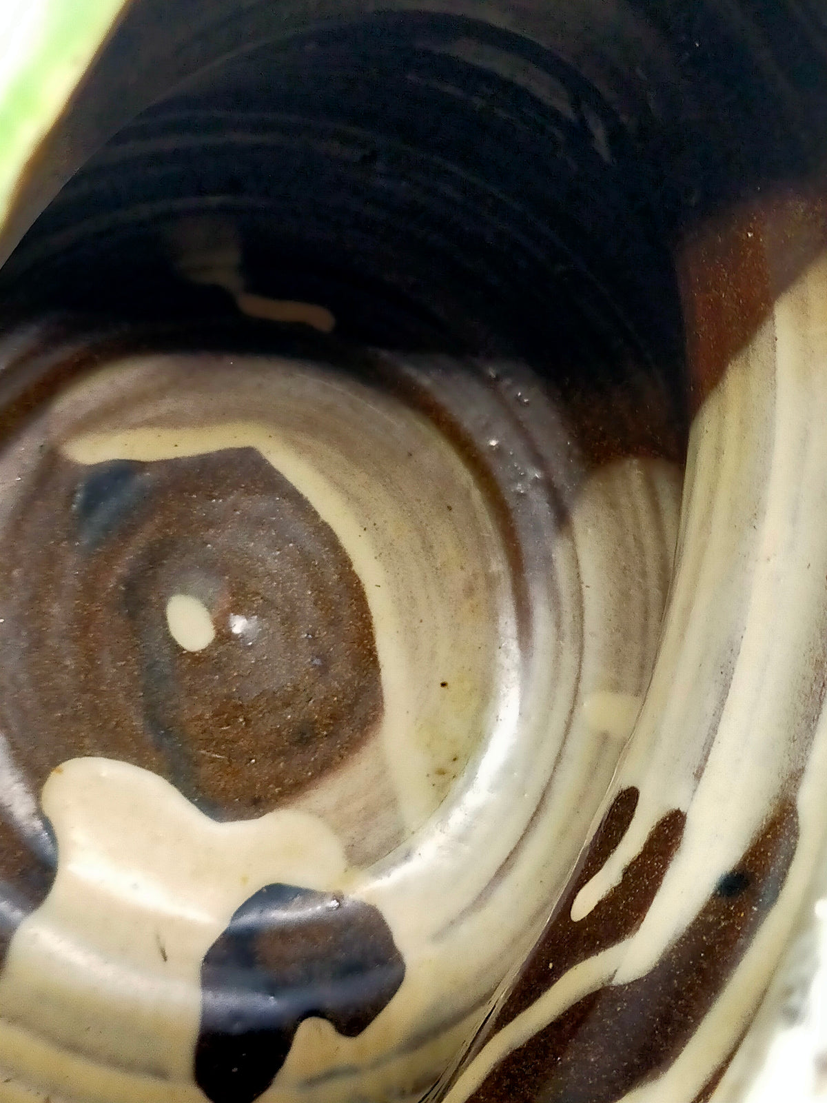 Handgefertigte Keramikvase – Glasiertes Design in Grün und Weiß