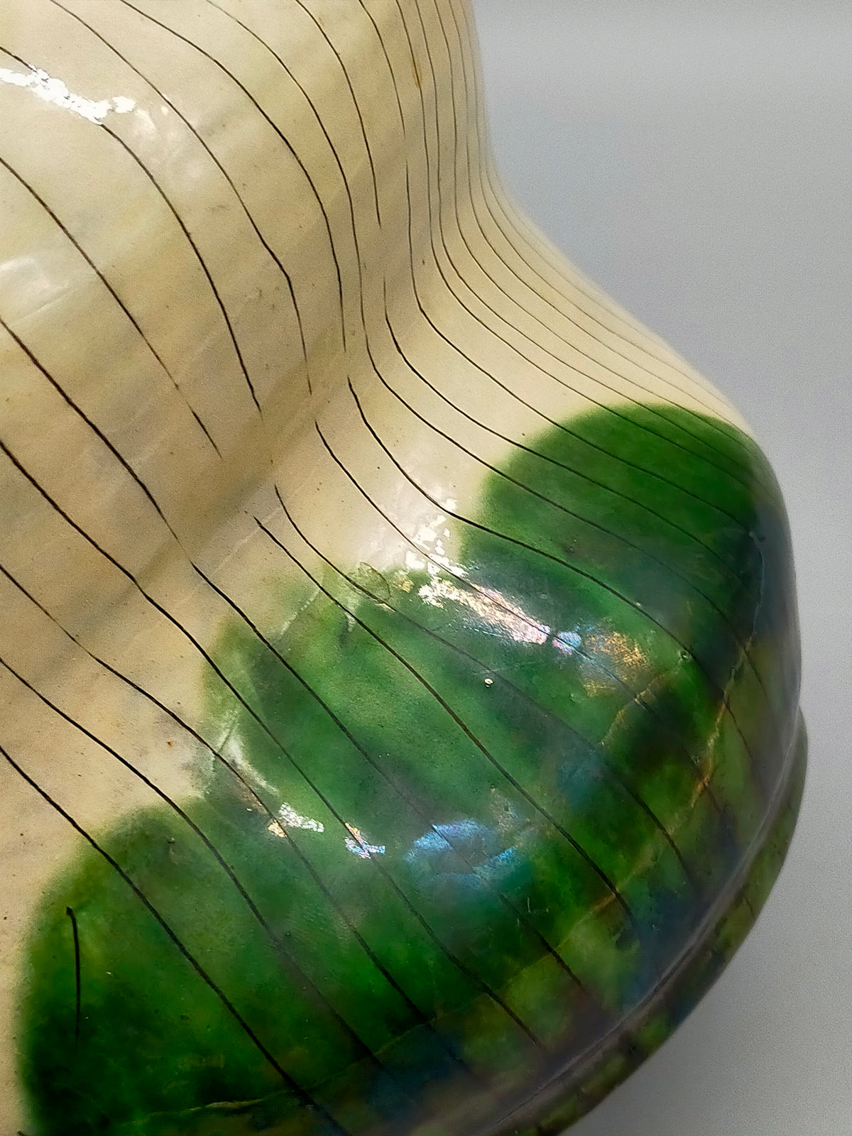 Handgefertigte Keramikvase – Glasiertes Design in Grün und Weiß