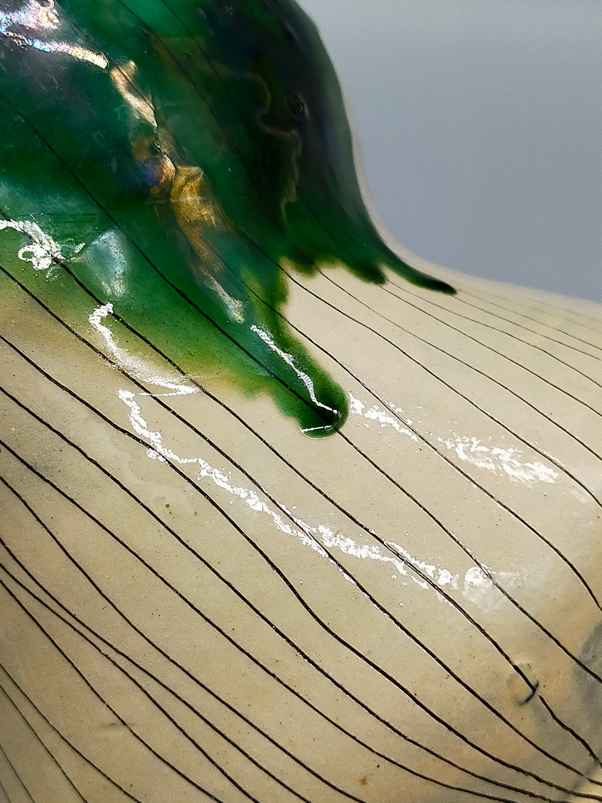 Handgefertigte Keramikvase – Glasiertes Design in Grün und Weiß