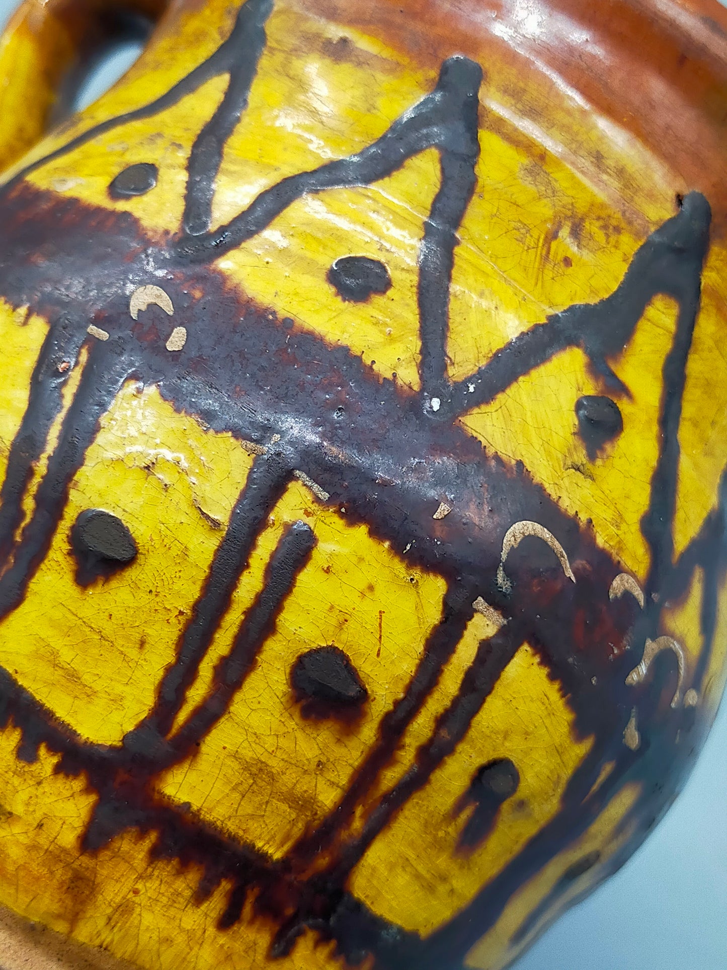 Vintage Keramik Krug – Handbemalter Krug mit Gelb-Brauner Glasur