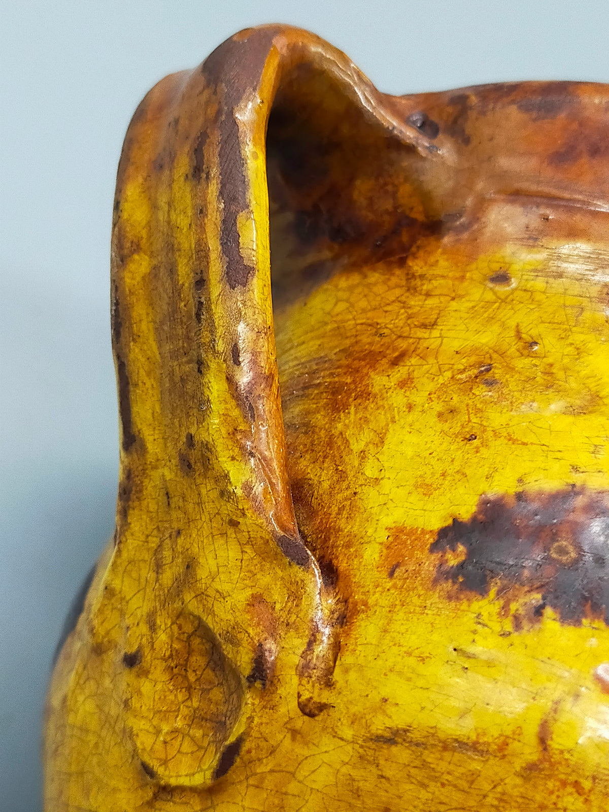 Vintage Keramik Krug – Handbemalter Krug mit Gelb-Brauner Glasur