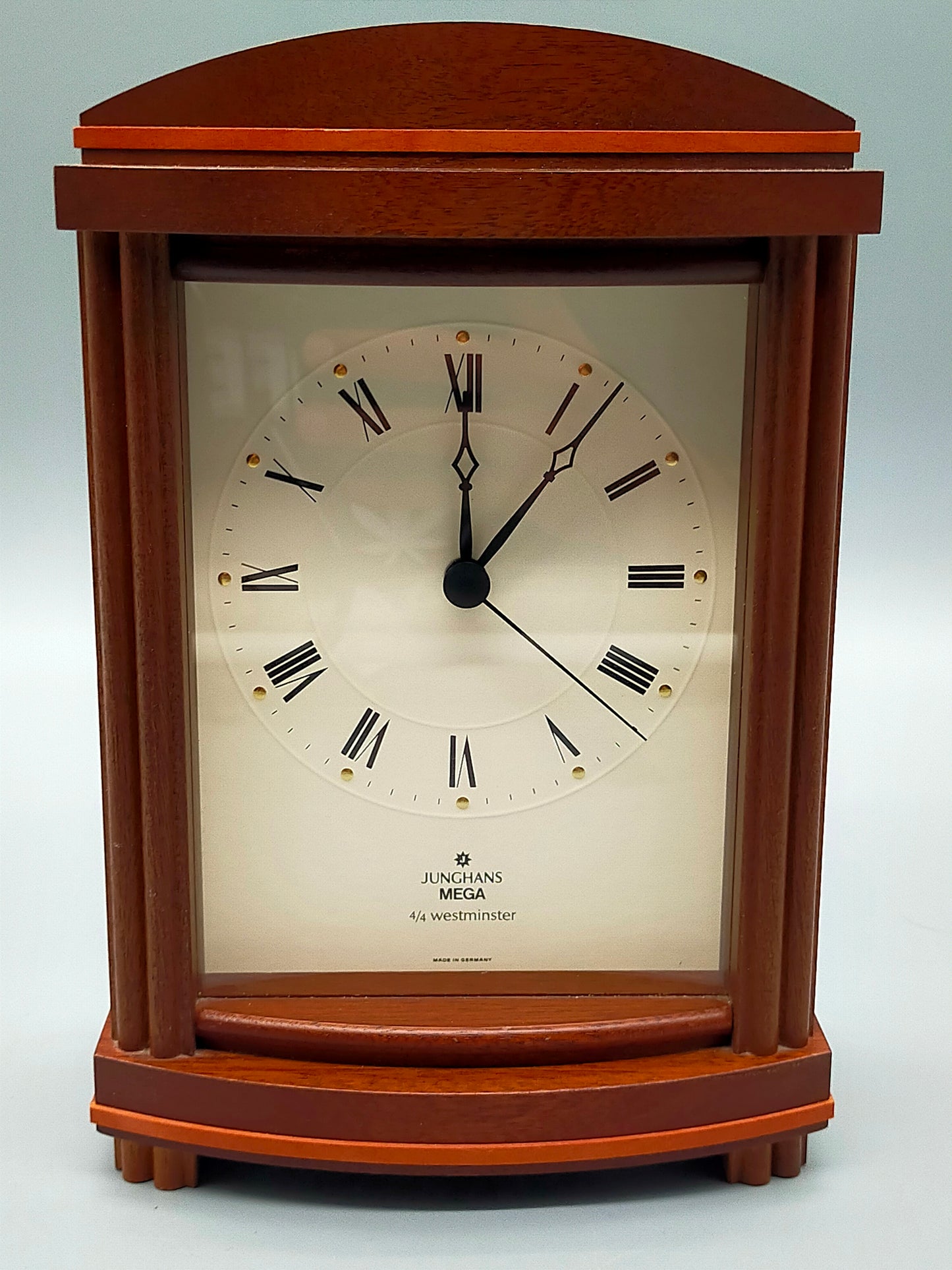 Junghans Mega Tischuhr – Klassische Kaminuhr mit Westminster-Schlag