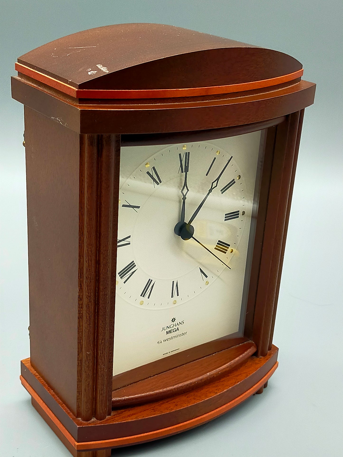 Junghans Mega Tischuhr – Klassische Kaminuhr mit Westminster-Schlag
