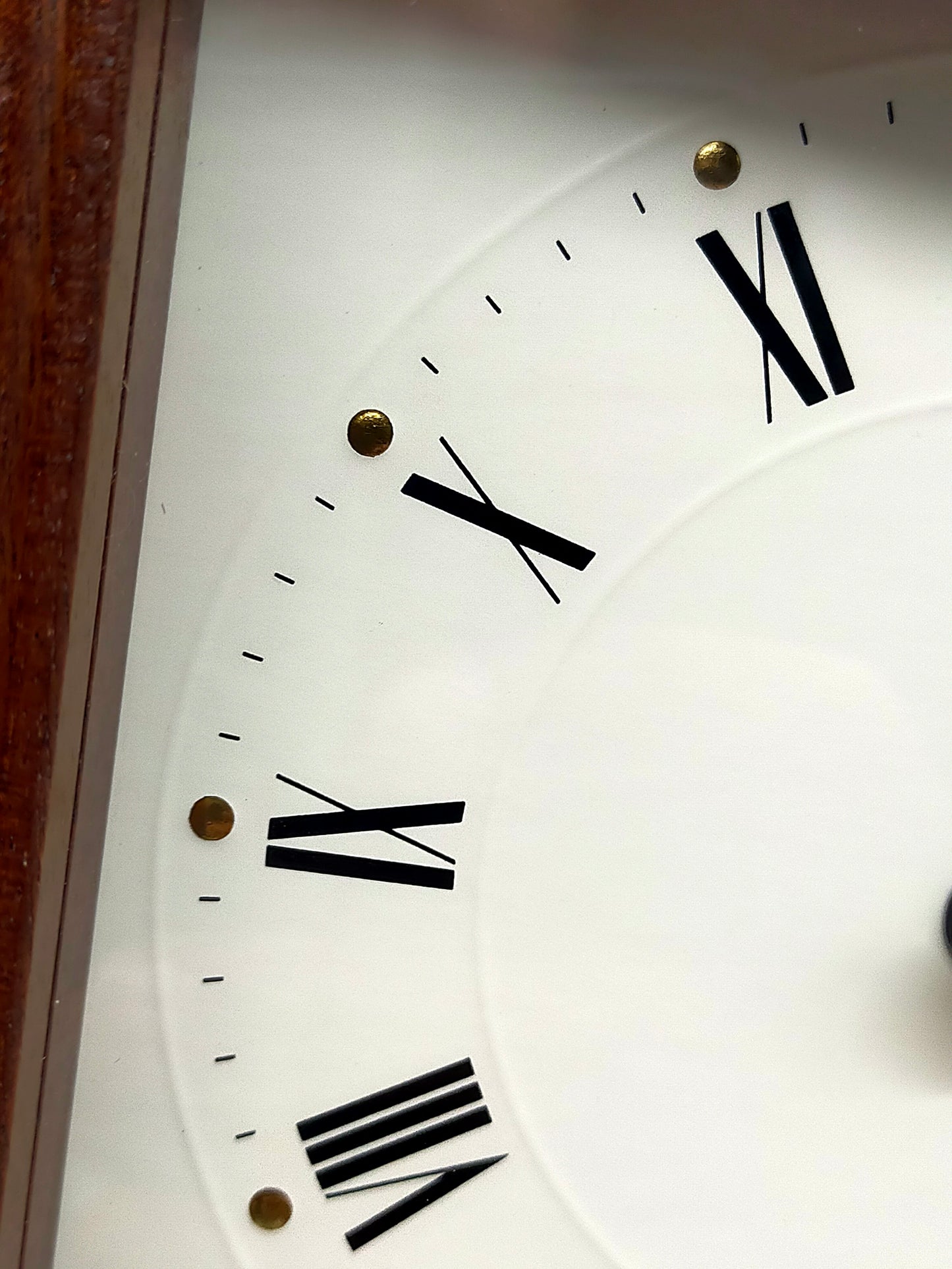 Junghans Mega Tischuhr – Klassische Kaminuhr mit Westminster-Schlag