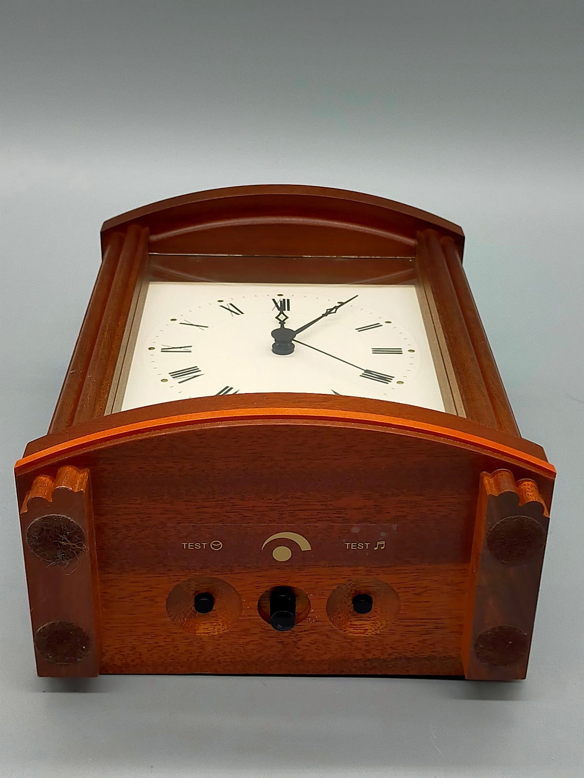 Junghans Mega Tischuhr – Klassische Kaminuhr mit Westminster-Schlag