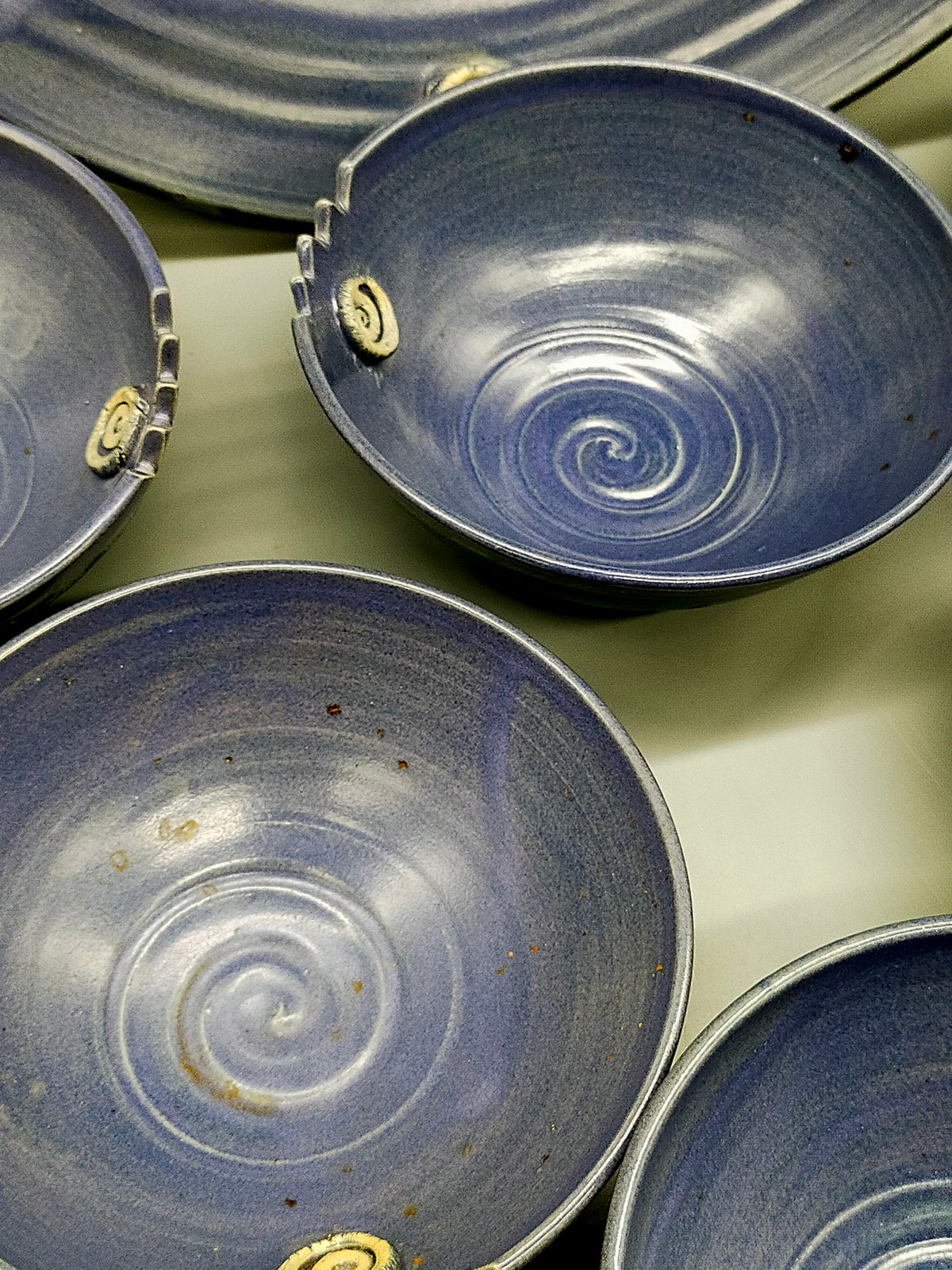 Handgefertigtes Keramik-Set – Große Schale und 6 Suppentassen in Blau