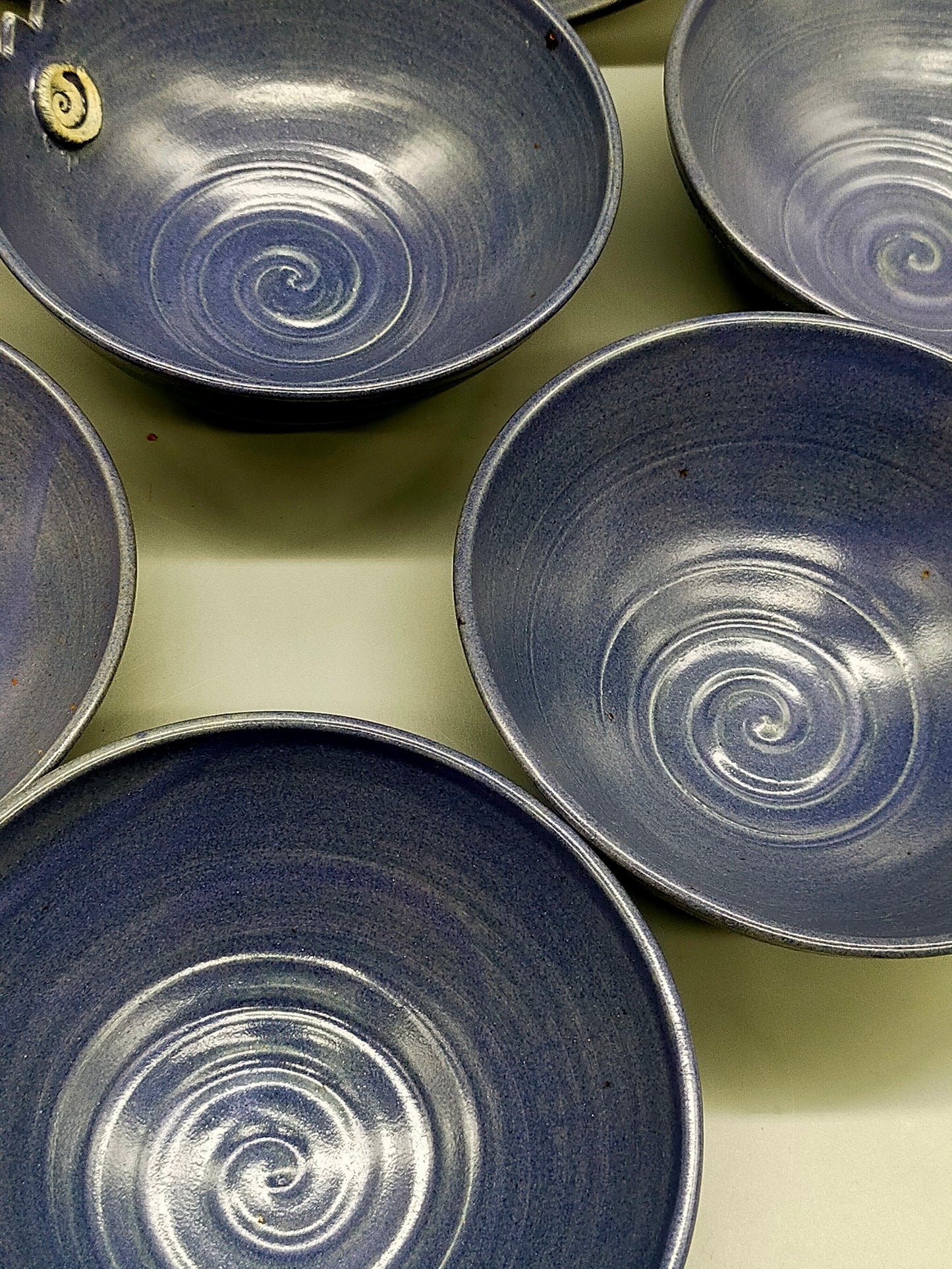 Handgefertigtes Keramik-Set – Große Schale und 6 Suppentassen in Blau