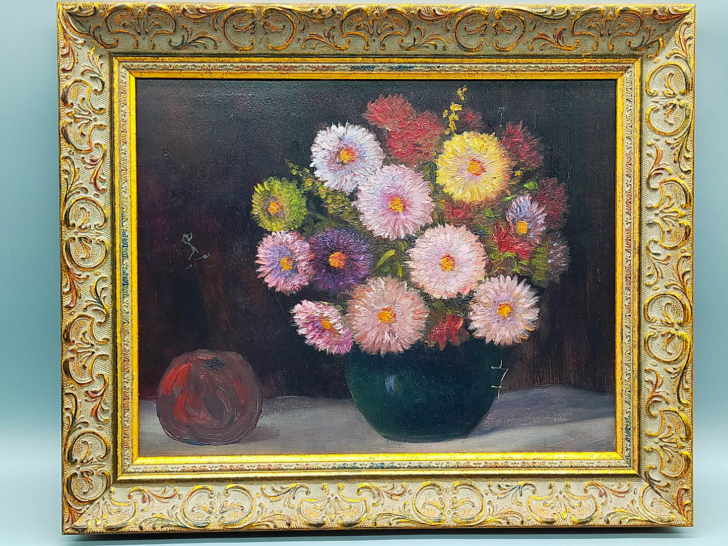 Deutsches Stillleben (XX) – Blumenstrauß in Vase mit Apfel – Öl auf Holz