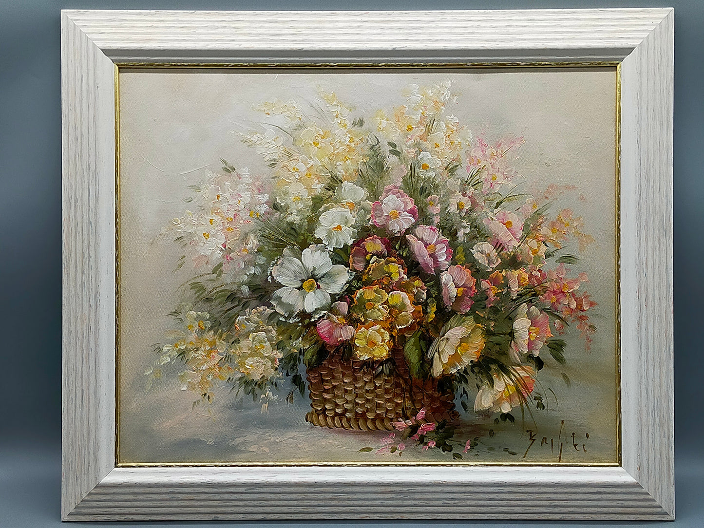 Elegantes Ölgemälde – Blumenstrauß in Korb von Zaliki