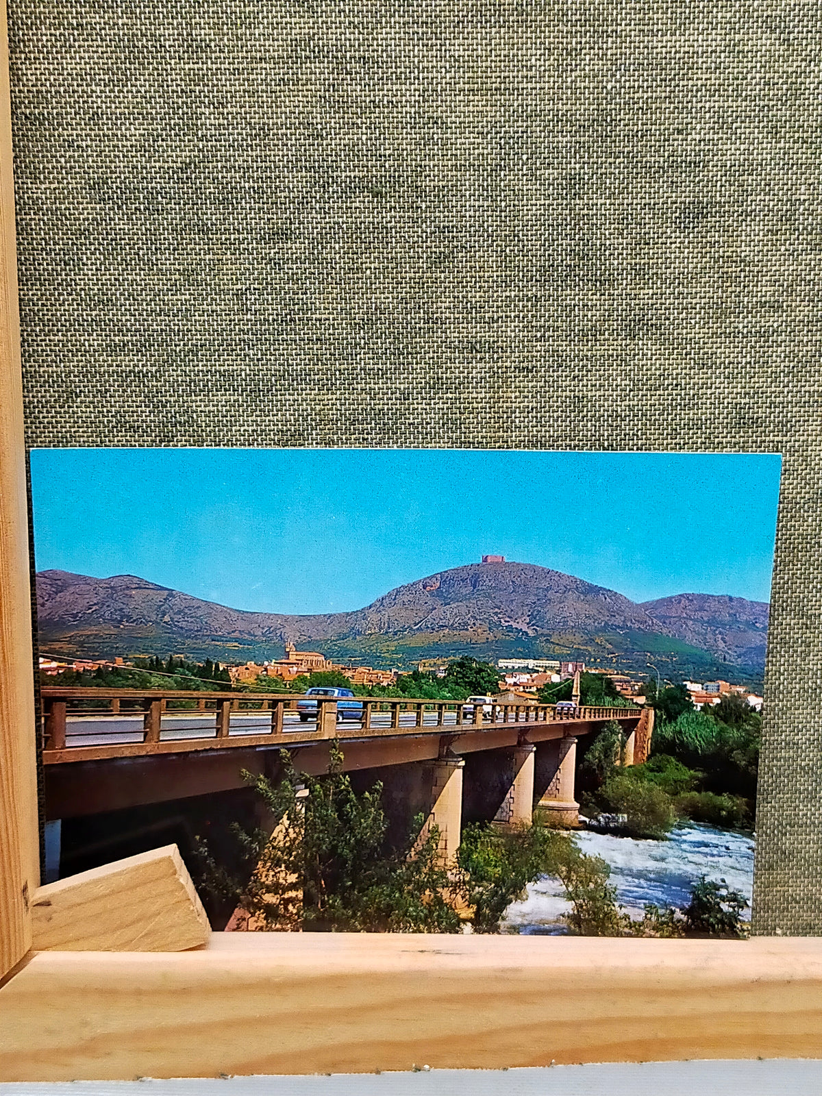Spanische Schule (XX) – Landschaft mit Brücke und Burg