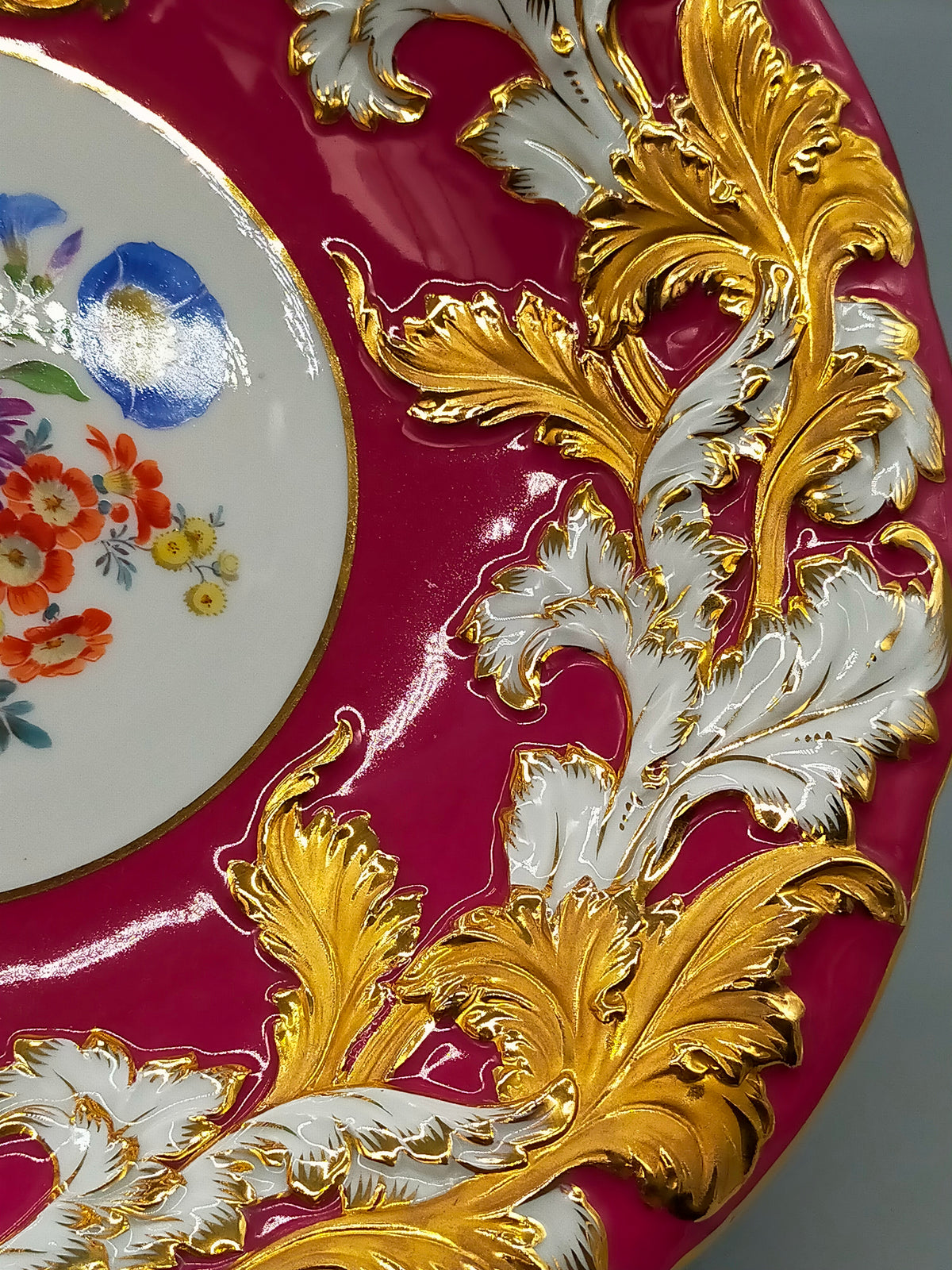 Meissen Prunk-Zierteller – Purpur Fond mit Reliefgold und Blumen 1 Wahl