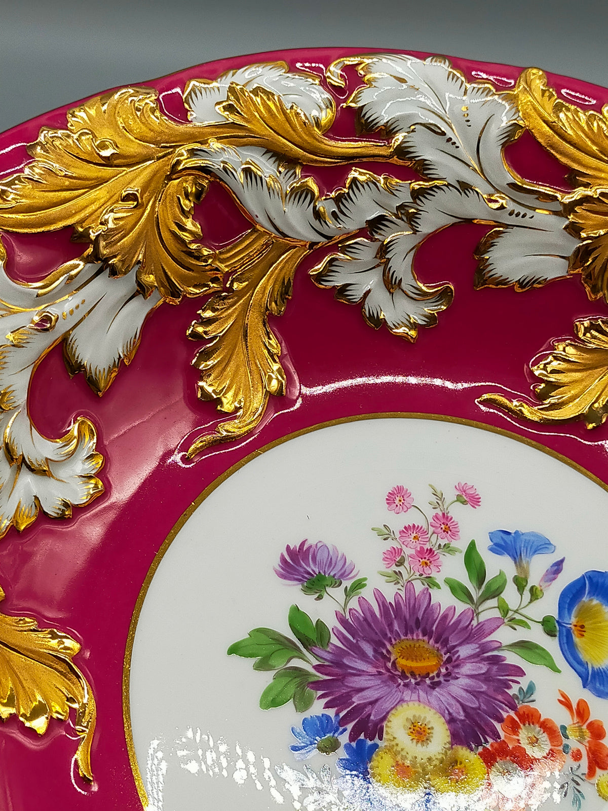 Meissen Prunk-Zierteller – Purpur Fond mit Reliefgold und Blumen 1 Wahl