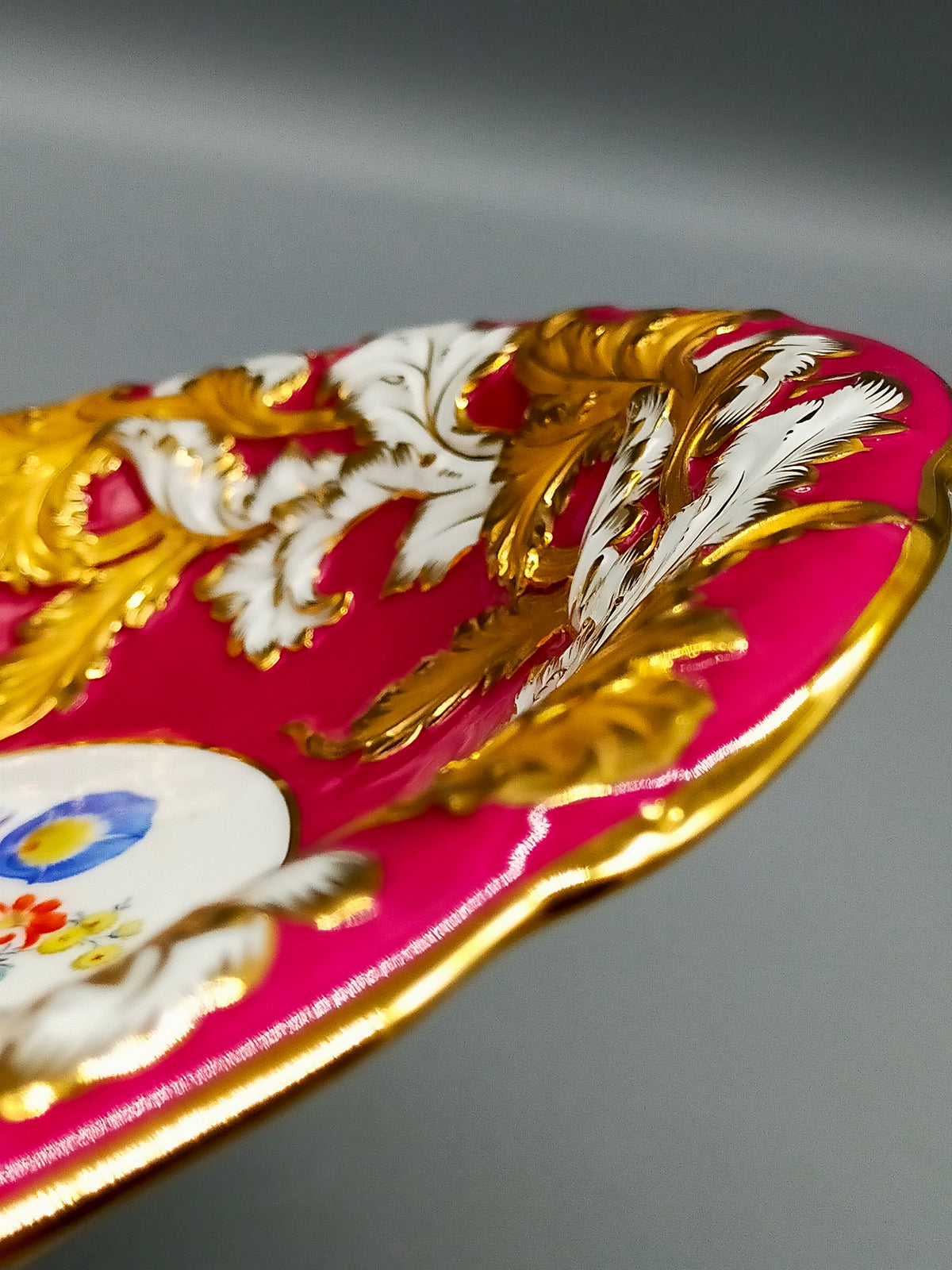 Meissen Prunk-Zierteller – Purpur Fond mit Reliefgold und Blumen 1 Wahl