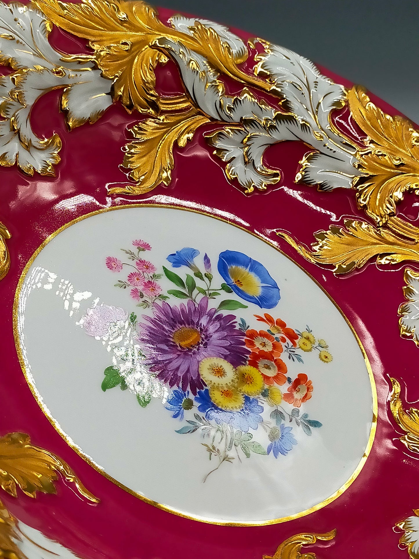 Meissen Prunk-Zierteller – Purpur Fond mit Reliefgold und Blumen 1 Wahl