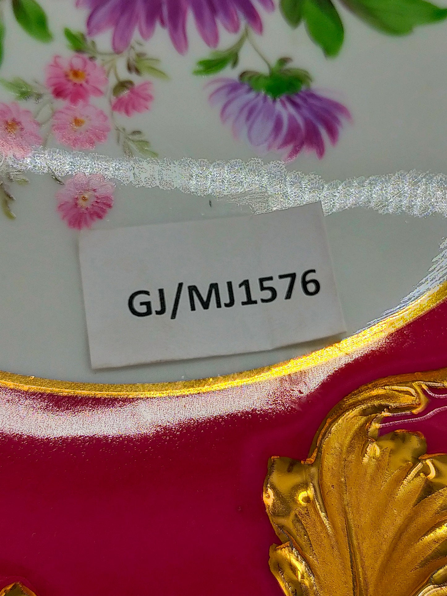 Meissen Prunk-Zierteller – Purpur Fond mit Reliefgold und Blumen 1 Wahl