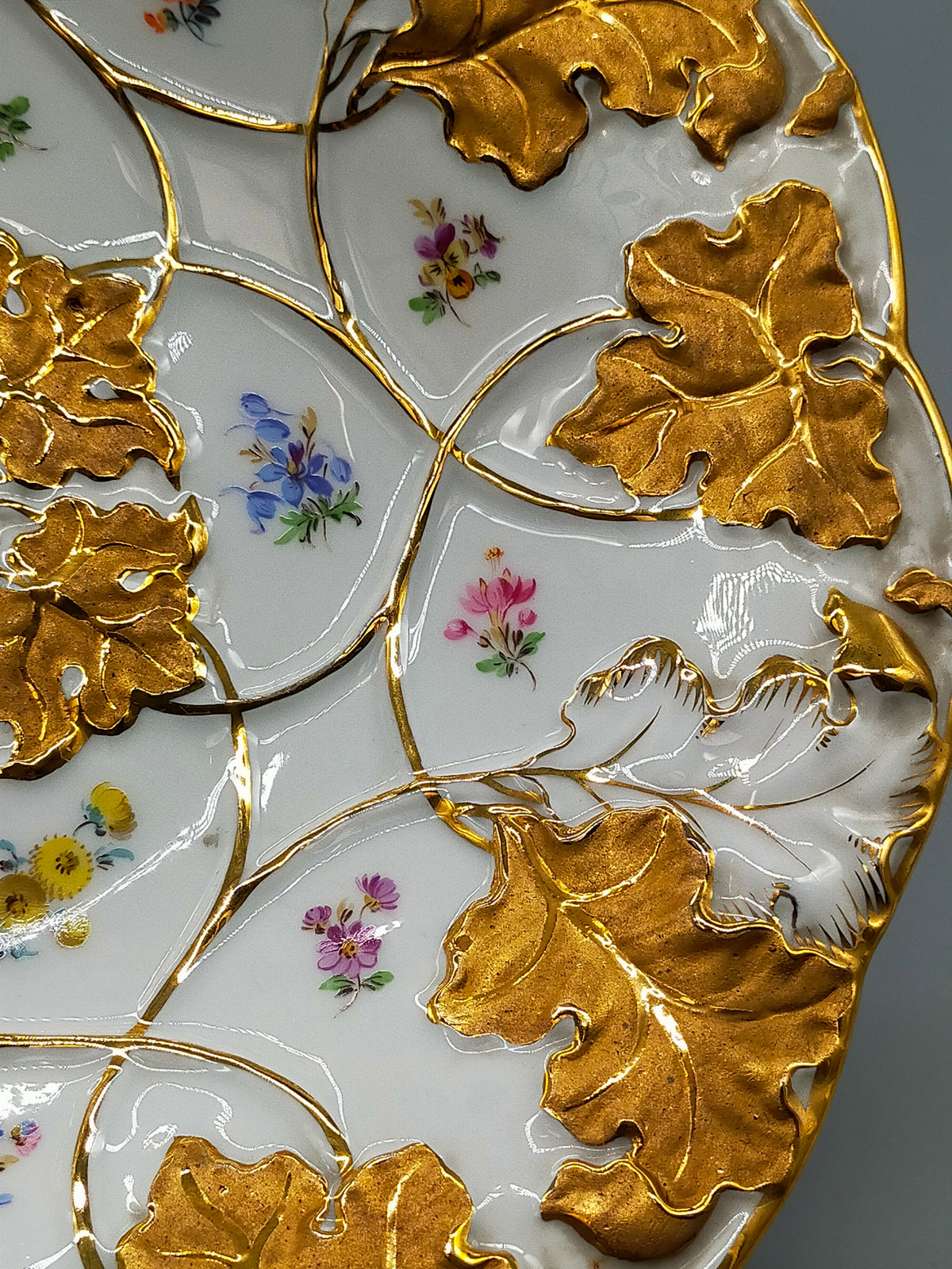 Exquisites Meissen Porzellan-Zierteller – Goldene Eichenlaub 1 Wahl