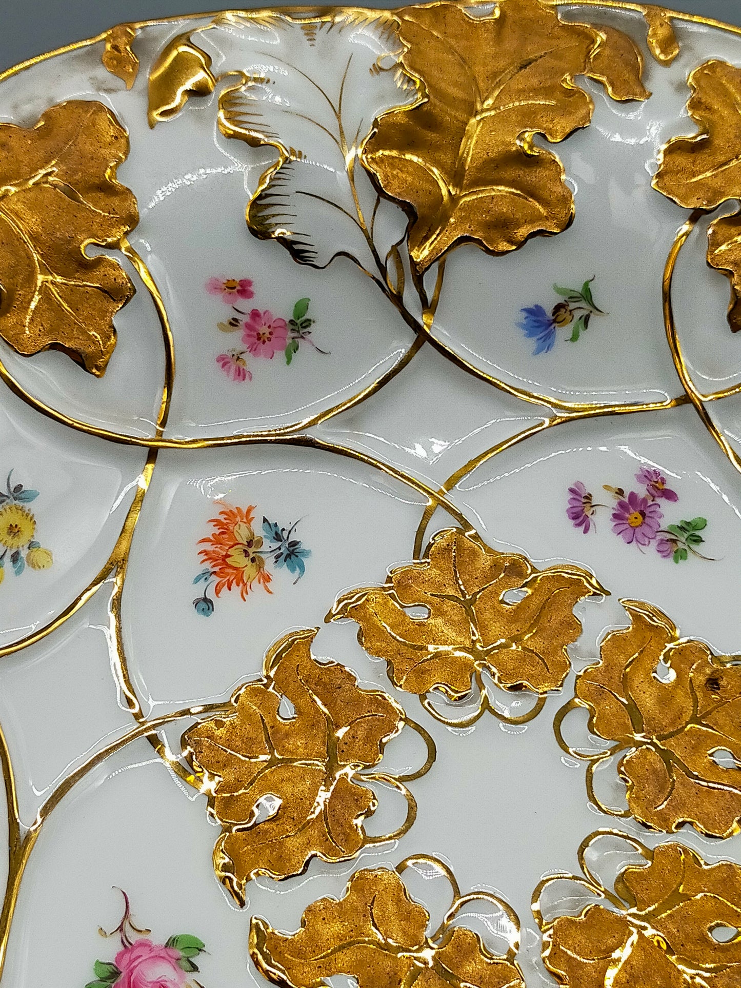 Exquisites Meissen Porzellan-Zierteller – Goldene Eichenlaub 1 Wahl