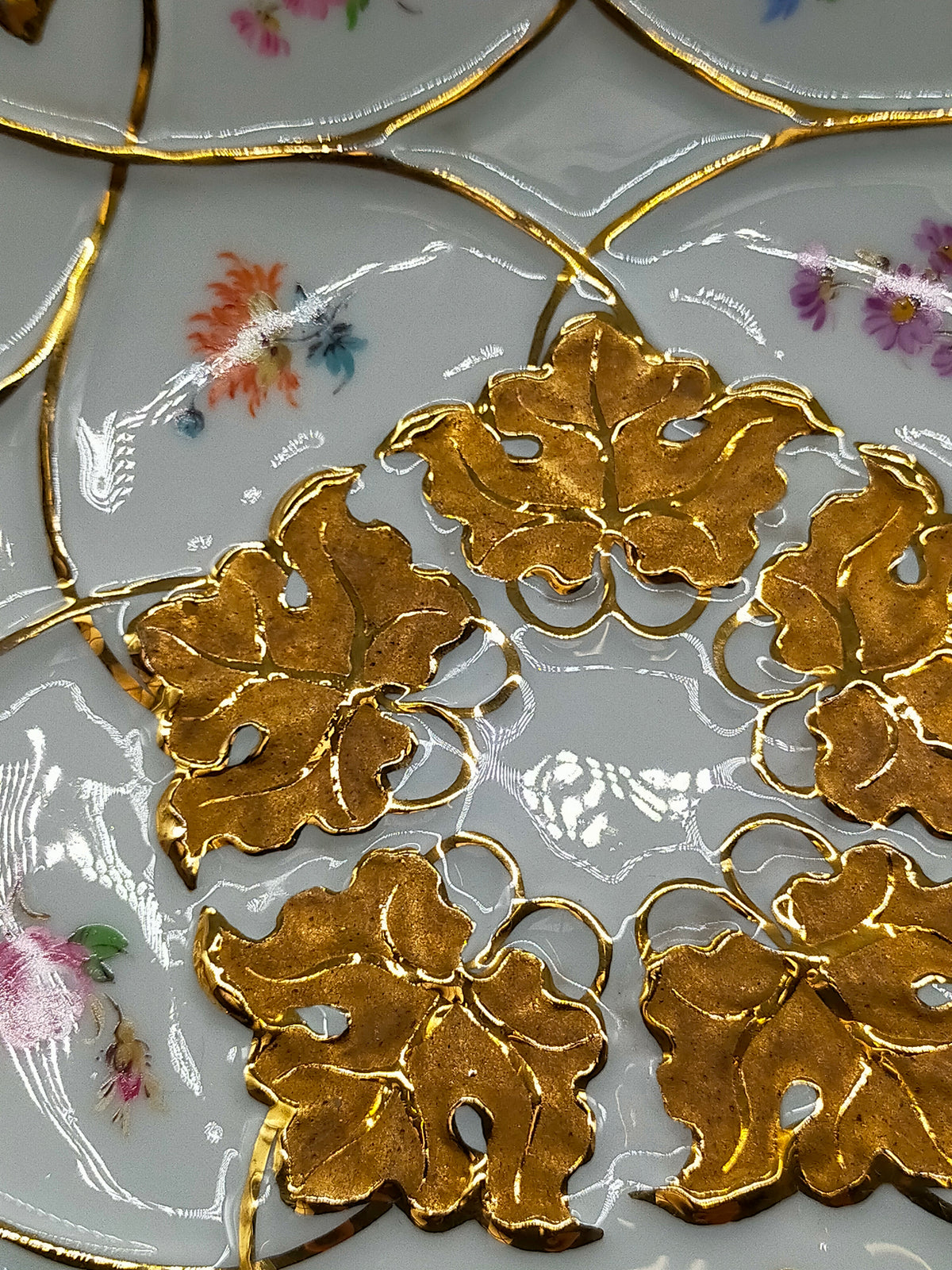 Exquisites Meissen Porzellan-Zierteller – Goldene Eichenlaub 1 Wahl