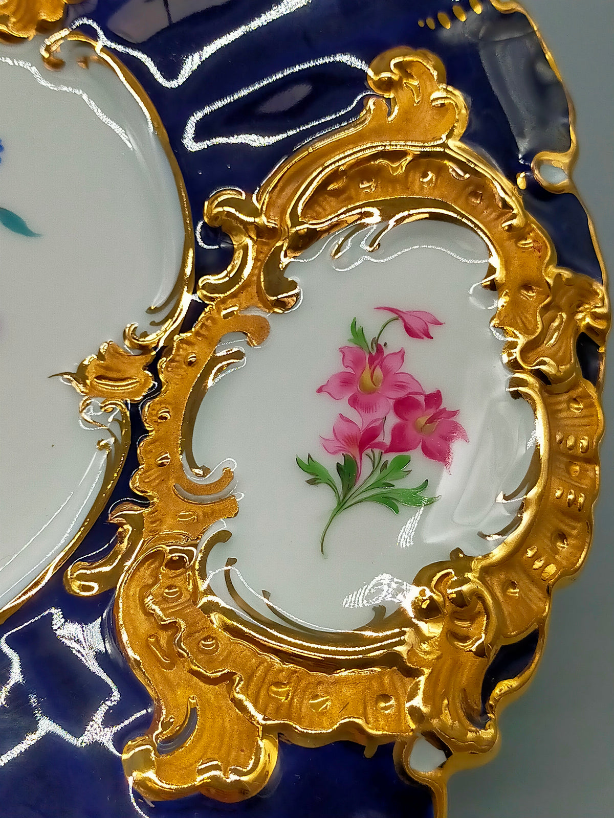 Ehemalige Meissen Porzellan Teller – Handbemalt Gold Kobaltblau