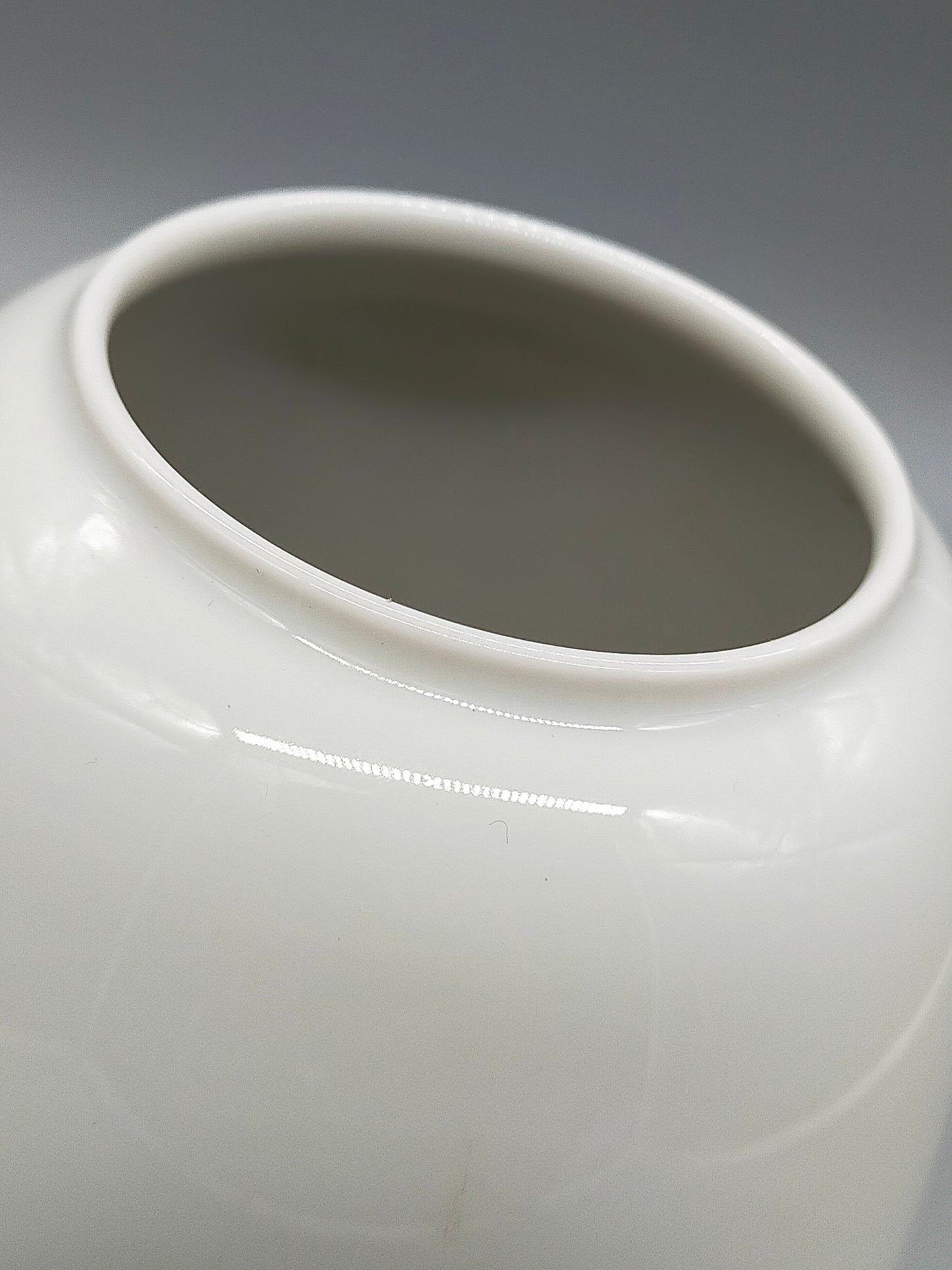 Heinrich Selb Porzellan Vase – Weiße Designer Vase mit Relieffeld