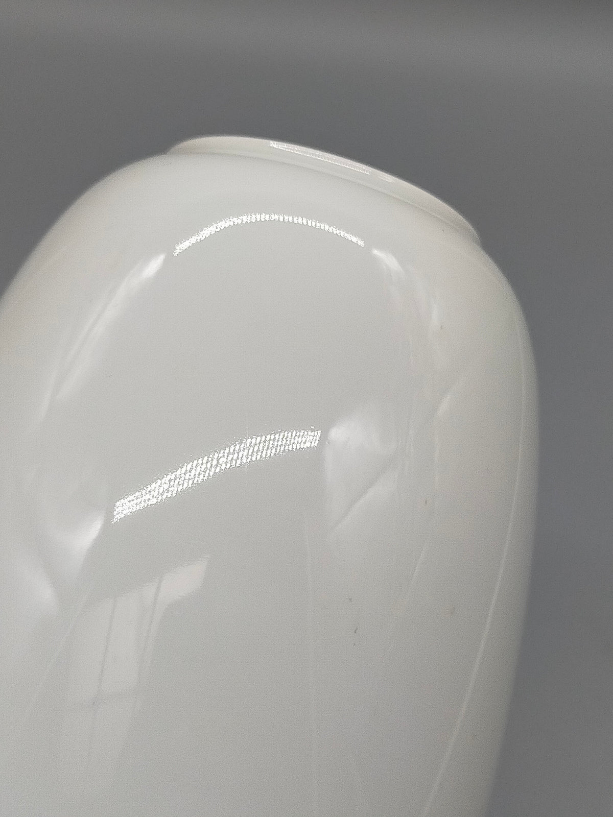 Heinrich Selb Porzellan Vase – Weiße Designer Vase mit Relieffeld