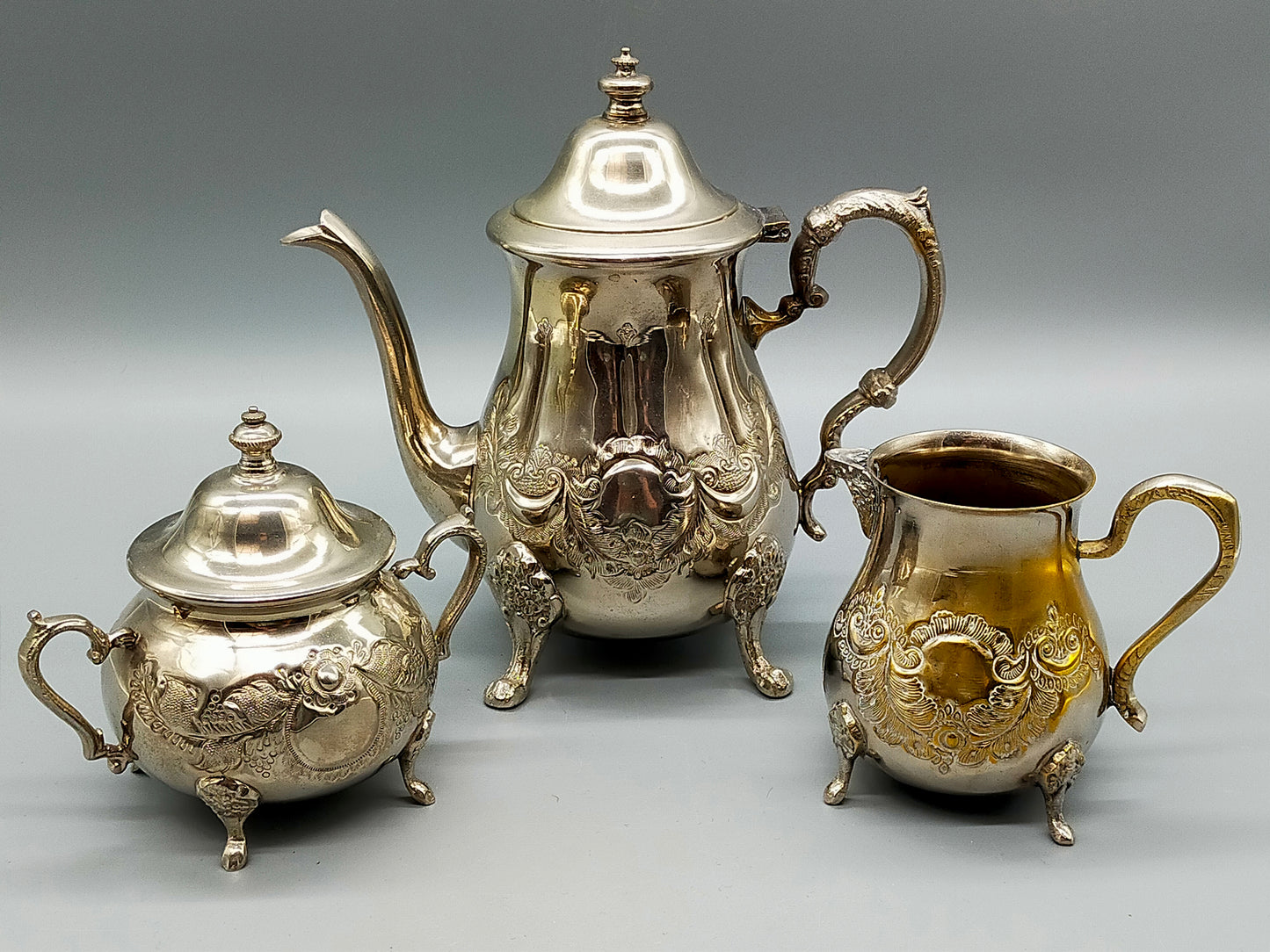 Orientalisches Tee- und Kaffeeset – Versilberte Kanne, Zuckerdose & Gießer