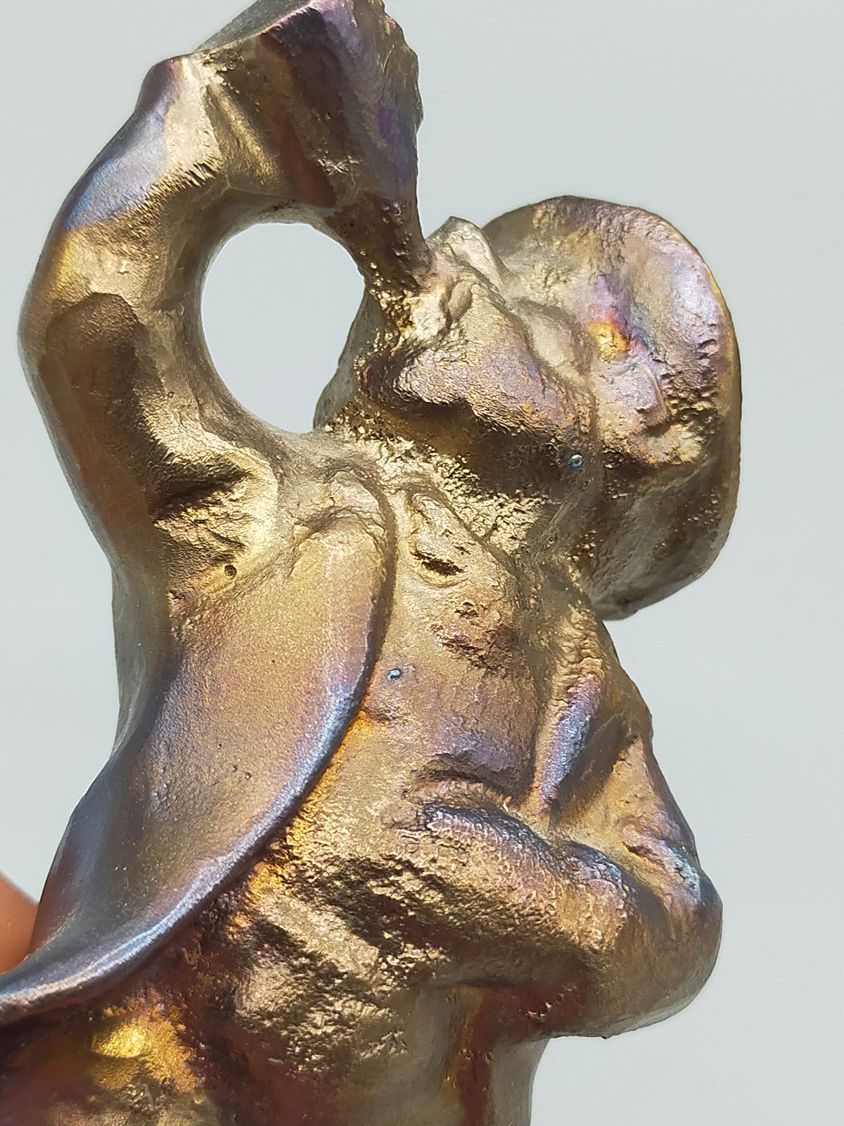 Dekorative Metallfigur – Trinkender Mann mit Hut