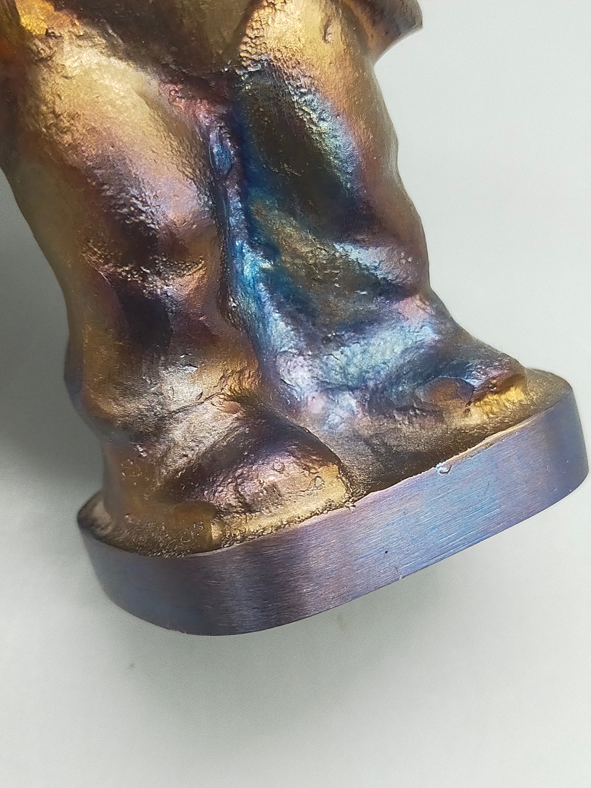Dekorative Metallfigur – Trinkender Mann mit Hut
