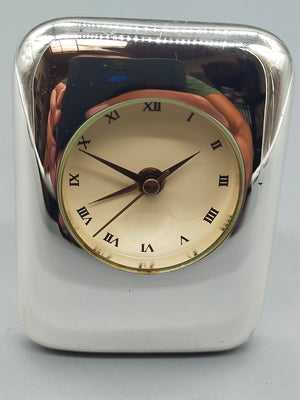 Elegante Silberoptik-Tischuhr – Klassische Standuhr mit Römischen Ziffern