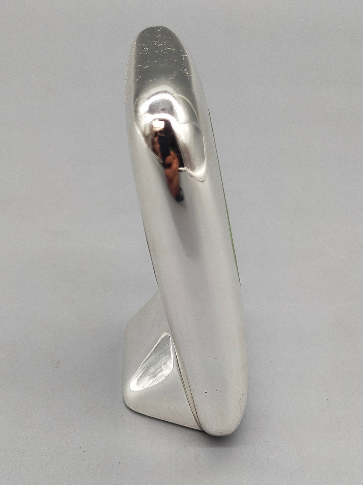 Elegante Silberoptik-Tischuhr – Klassische Standuhr mit Römischen Ziffern