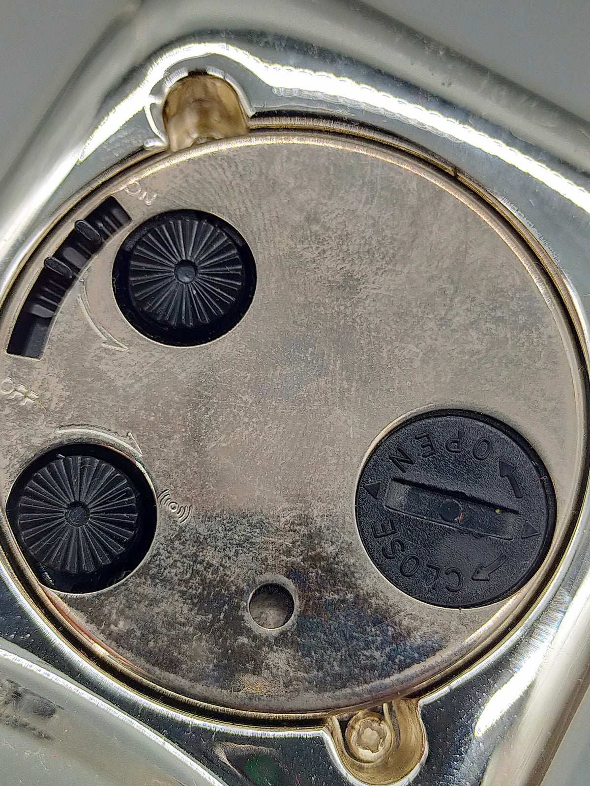 Elegante Silberoptik-Tischuhr – Klassische Standuhr mit Römischen Ziffern