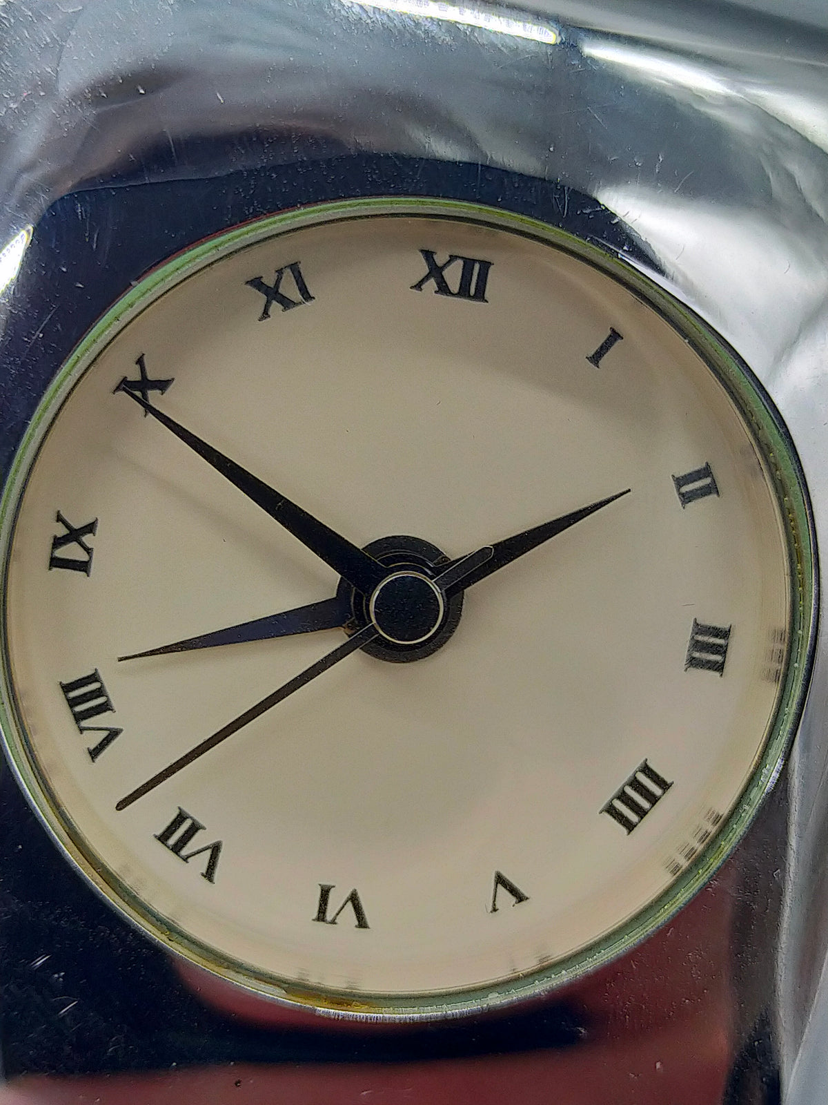Elegante Silberoptik-Tischuhr – Klassische Standuhr mit Römischen Ziffern
