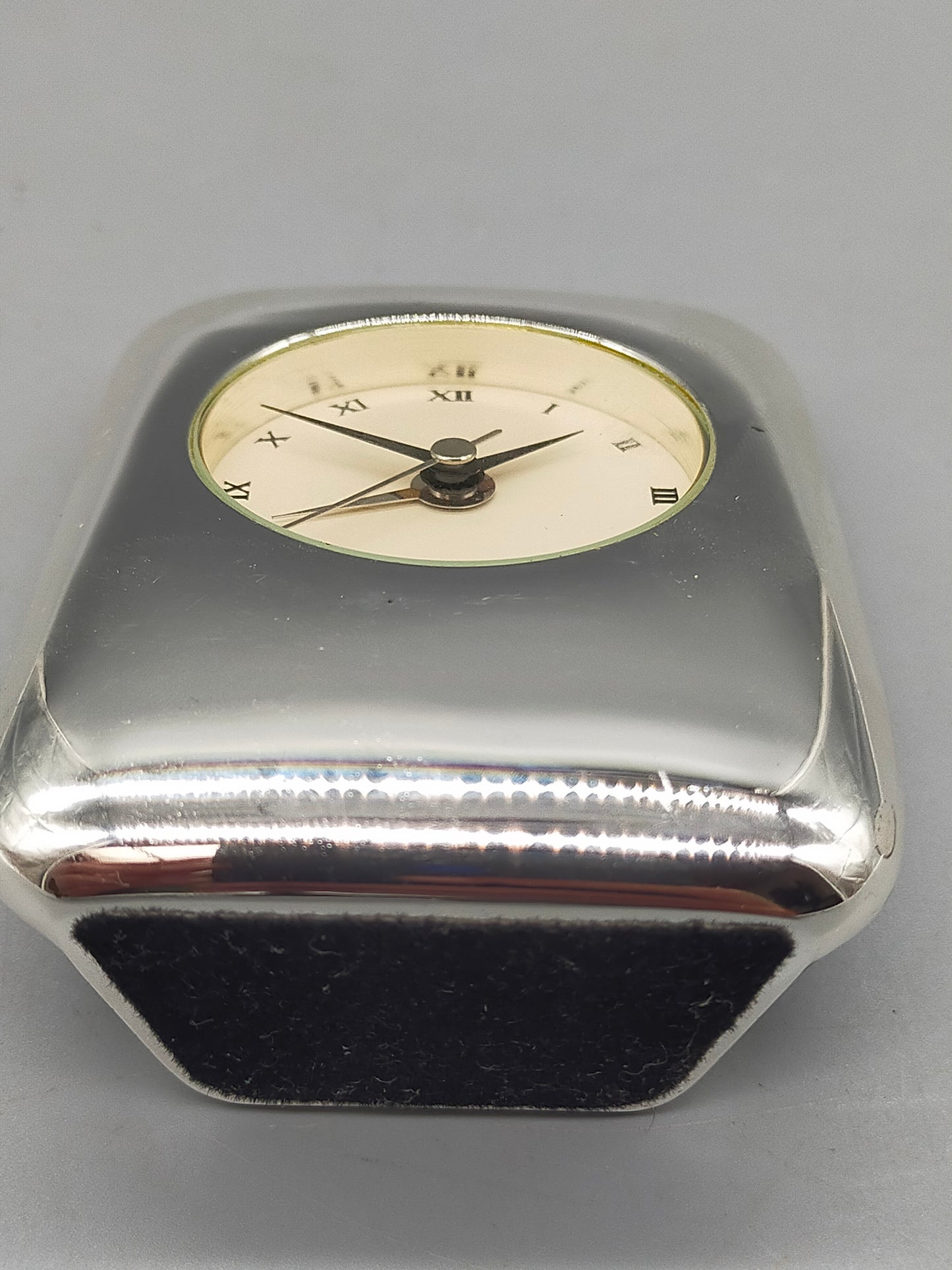 Elegante Silberoptik-Tischuhr – Klassische Standuhr mit Römischen Ziffern
