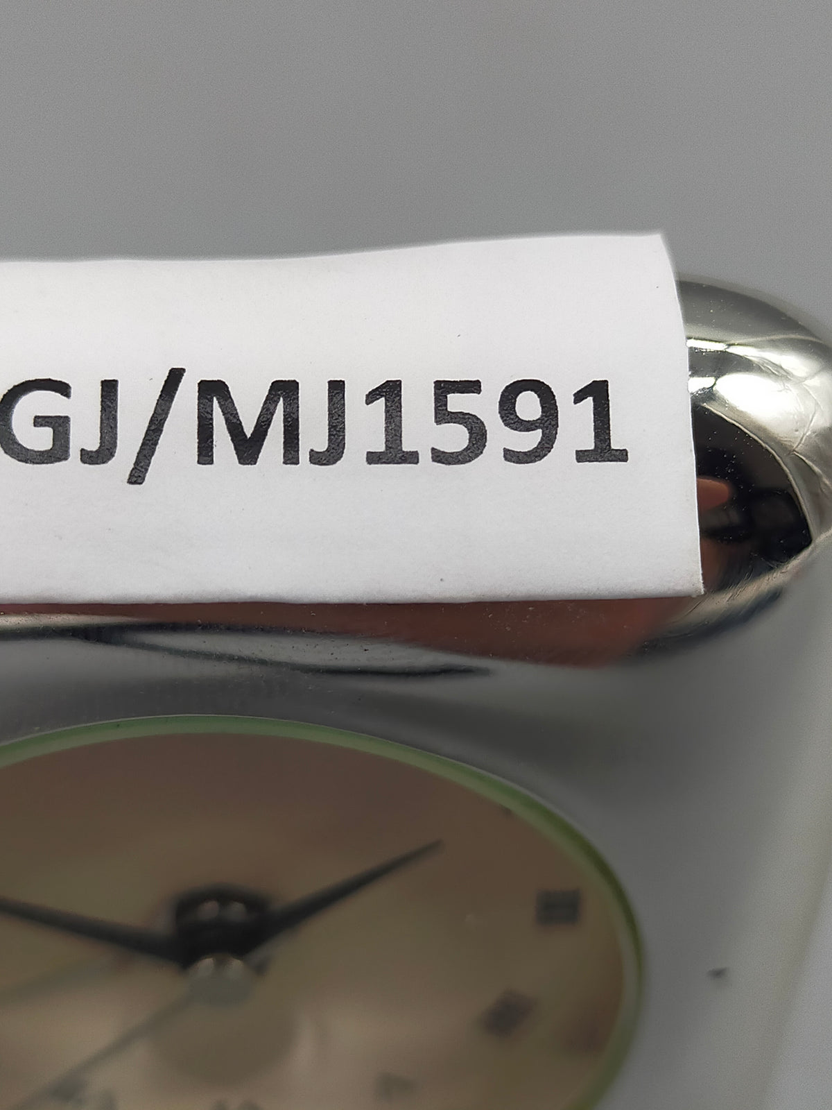 Elegante Silberoptik-Tischuhr – Klassische Standuhr mit Römischen Ziffern