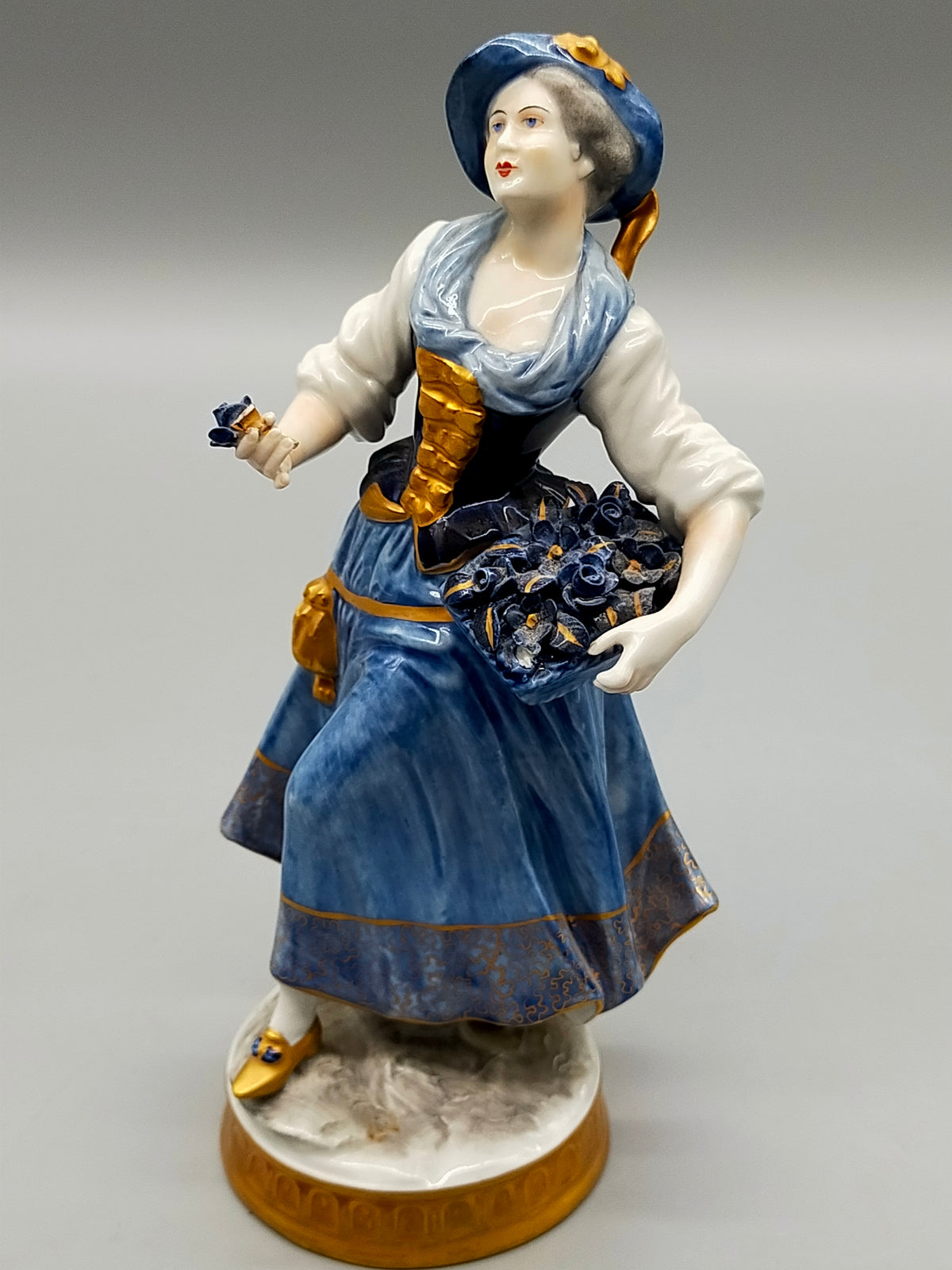 Elegante Thüringen Porzellanfigur – Edle Dame mit Blumenkorb