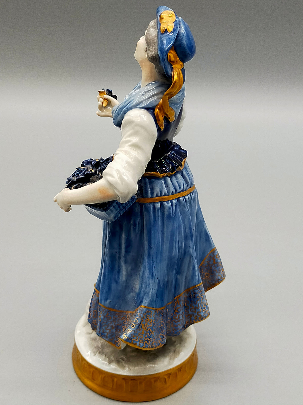 Elegante Thüringen Porzellanfigur – Edle Dame mit Blumenkorb