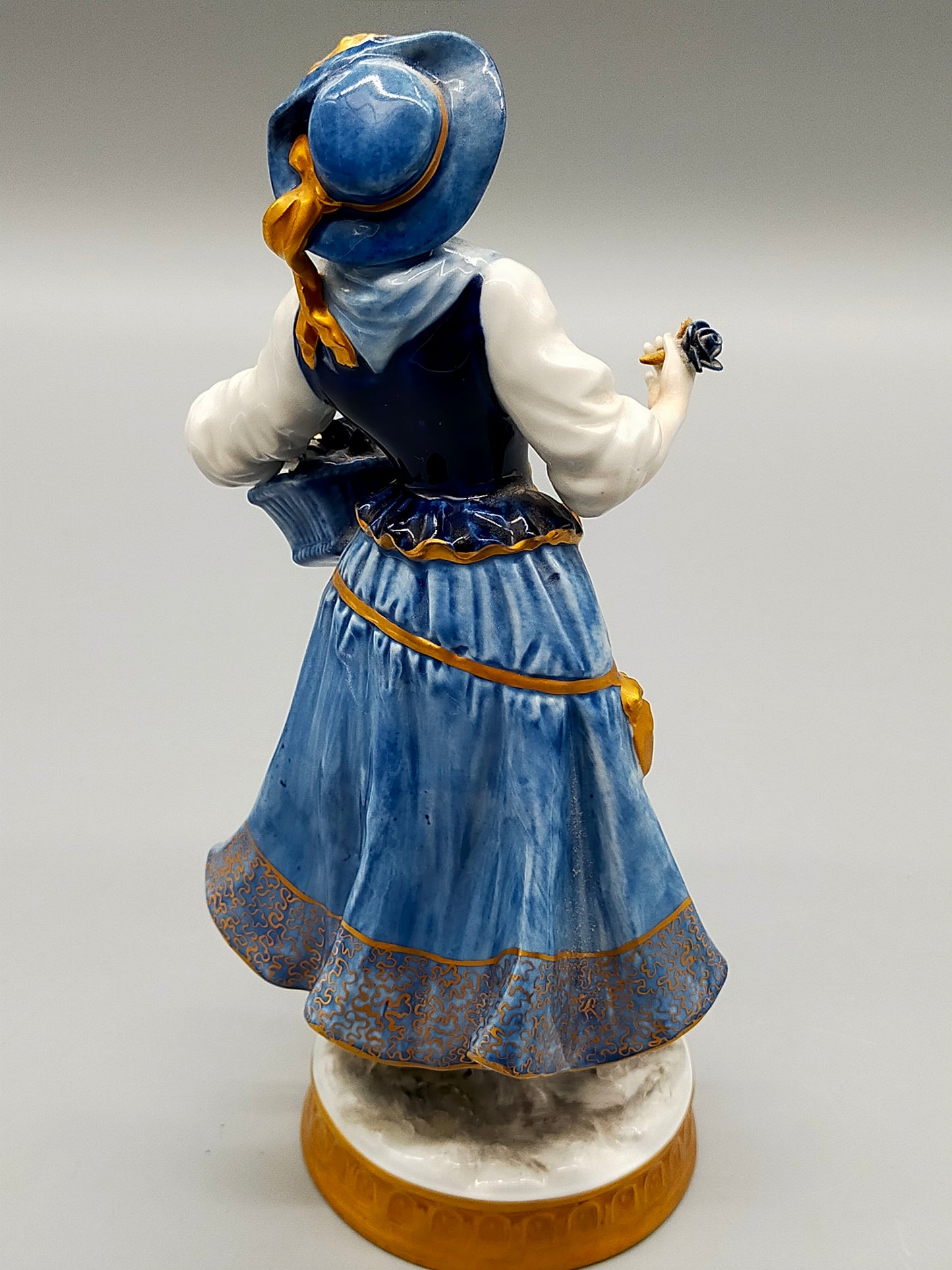 Elegante Thüringen Porzellanfigur – Edle Dame mit Blumenkorb