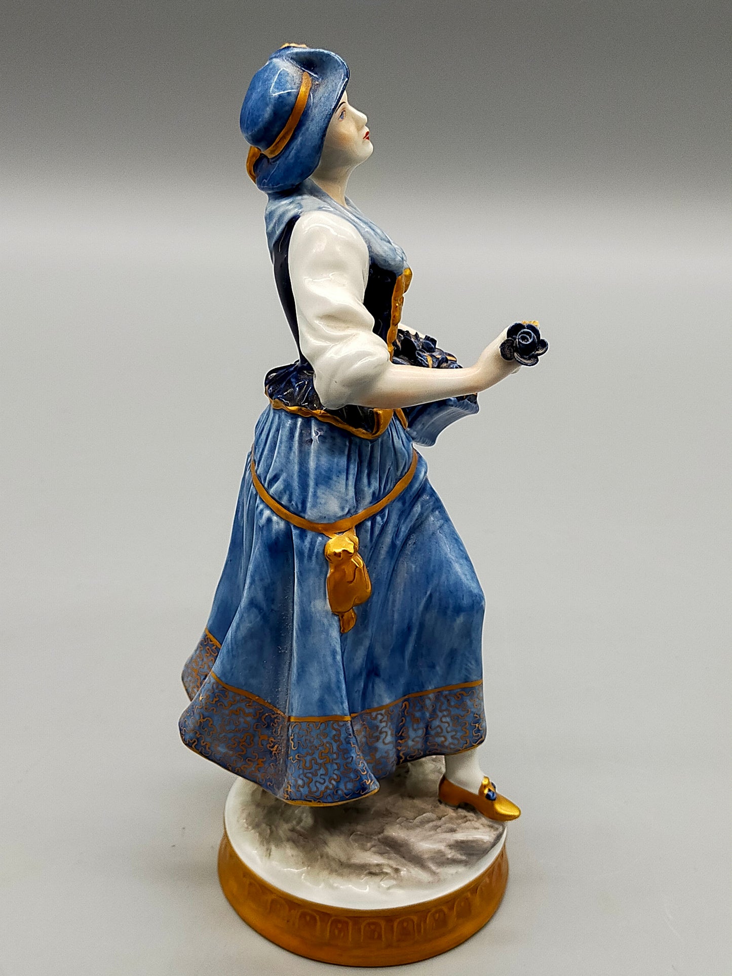 Elegante Thüringen Porzellanfigur – Edle Dame mit Blumenkorb