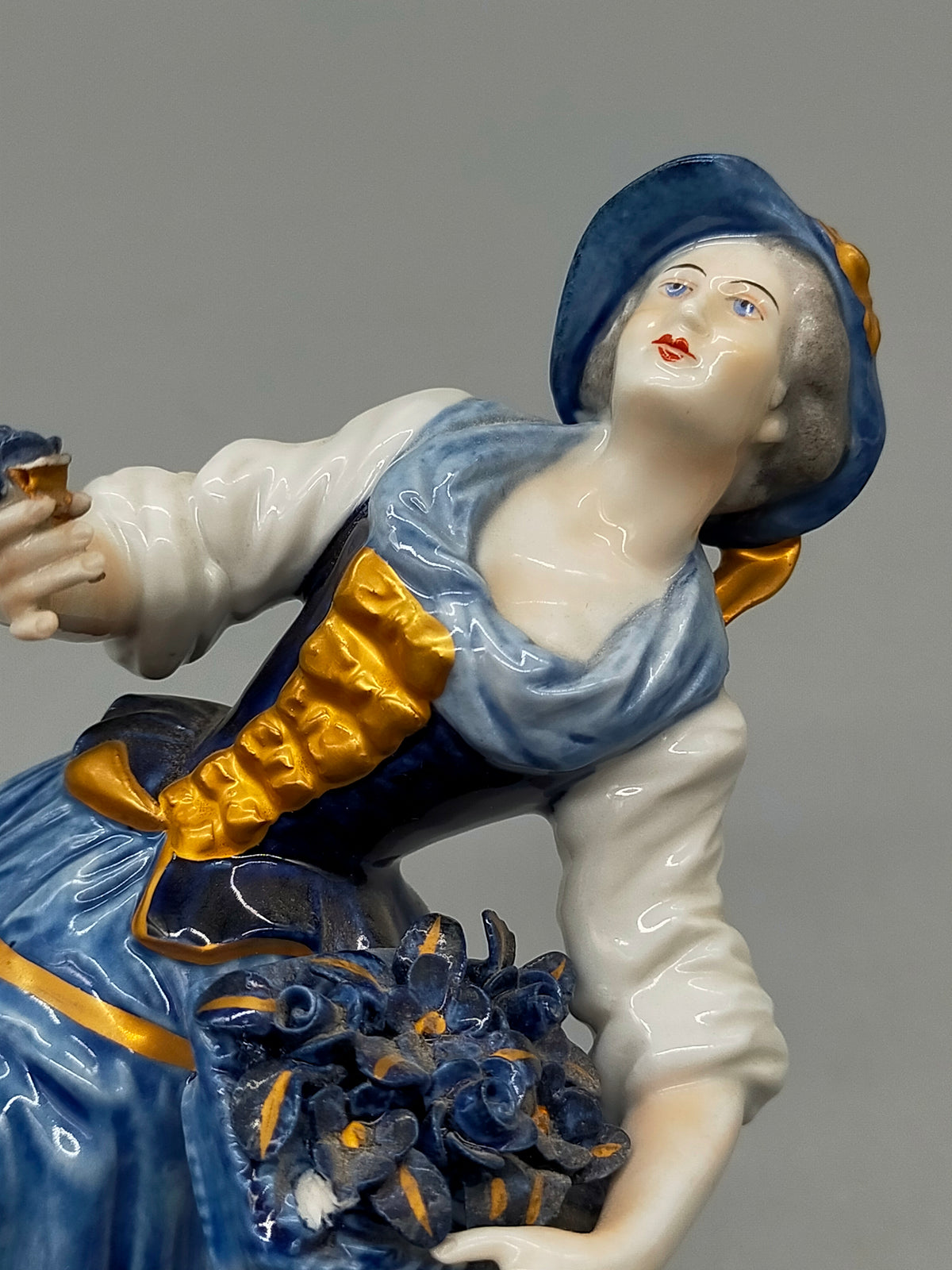 Elegante Thüringen Porzellanfigur – Edle Dame mit Blumenkorb
