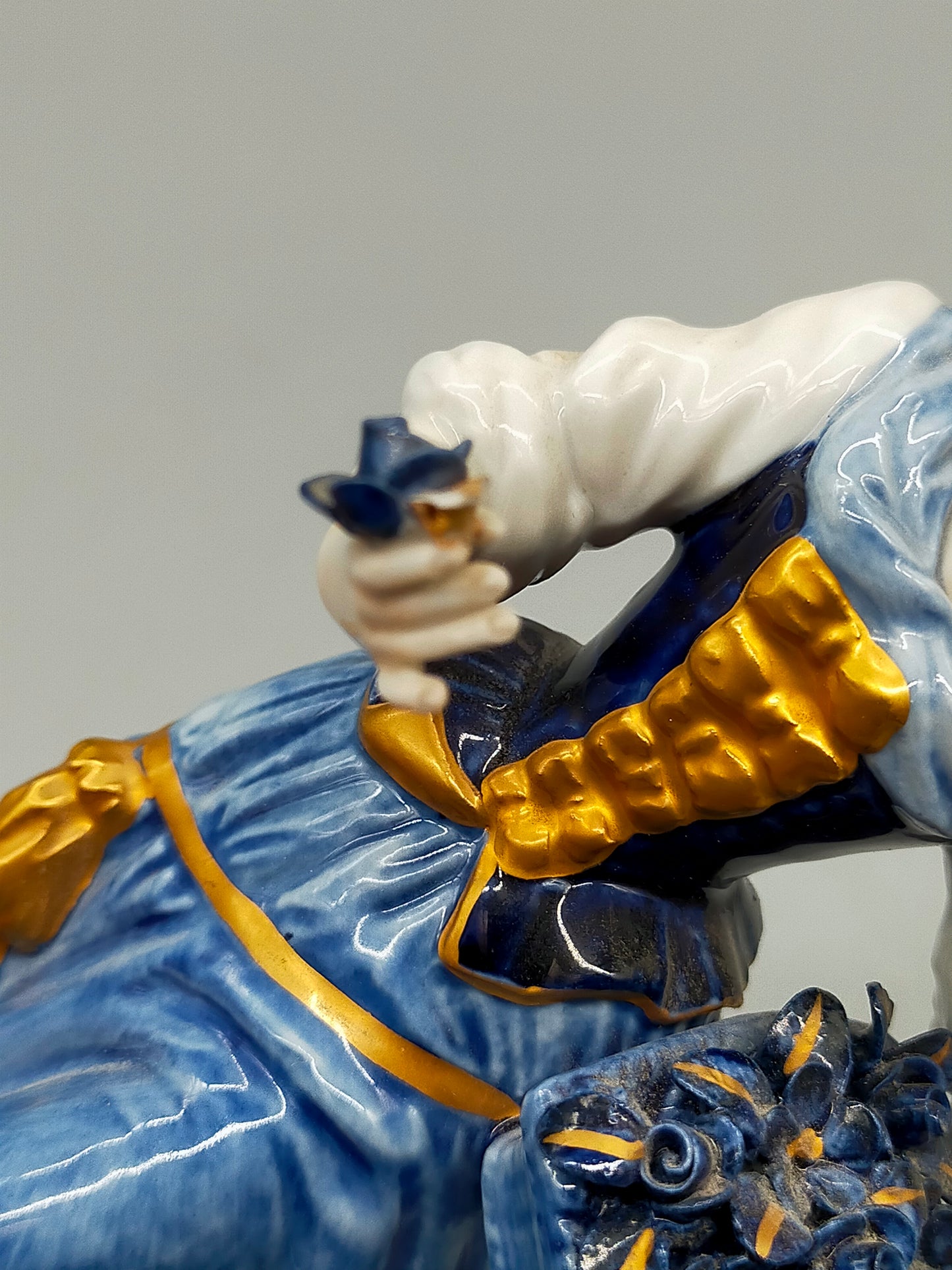 Elegante Thüringen Porzellanfigur – Edle Dame mit Blumenkorb