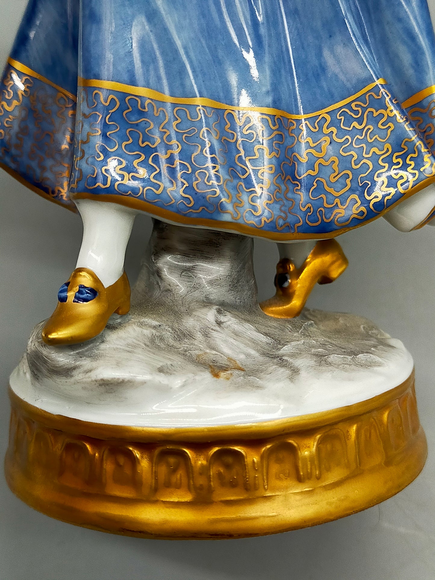 Elegante Thüringen Porzellanfigur – Edle Dame mit Blumenkorb