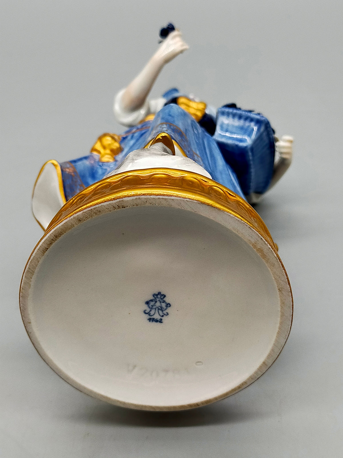 Elegante Thüringen Porzellanfigur – Edle Dame mit Blumenkorb