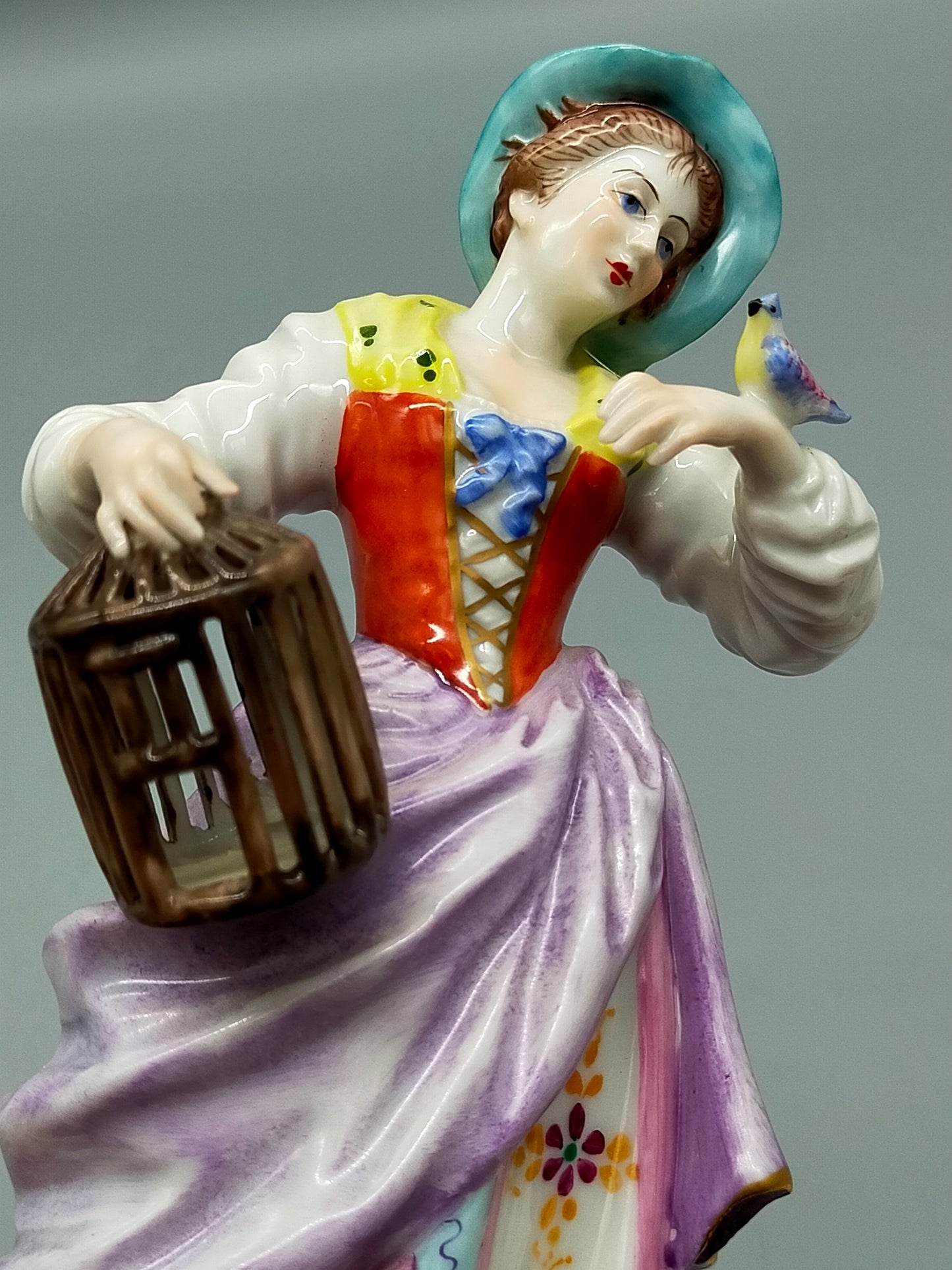 Elegante Thüringen Porzellanfigur – Handbemalte Dame mit Vogelkäfig