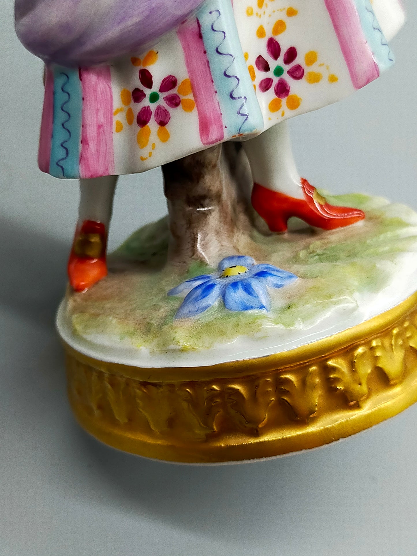 Elegante Thüringen Porzellanfigur – Handbemalte Dame mit Vogelkäfig