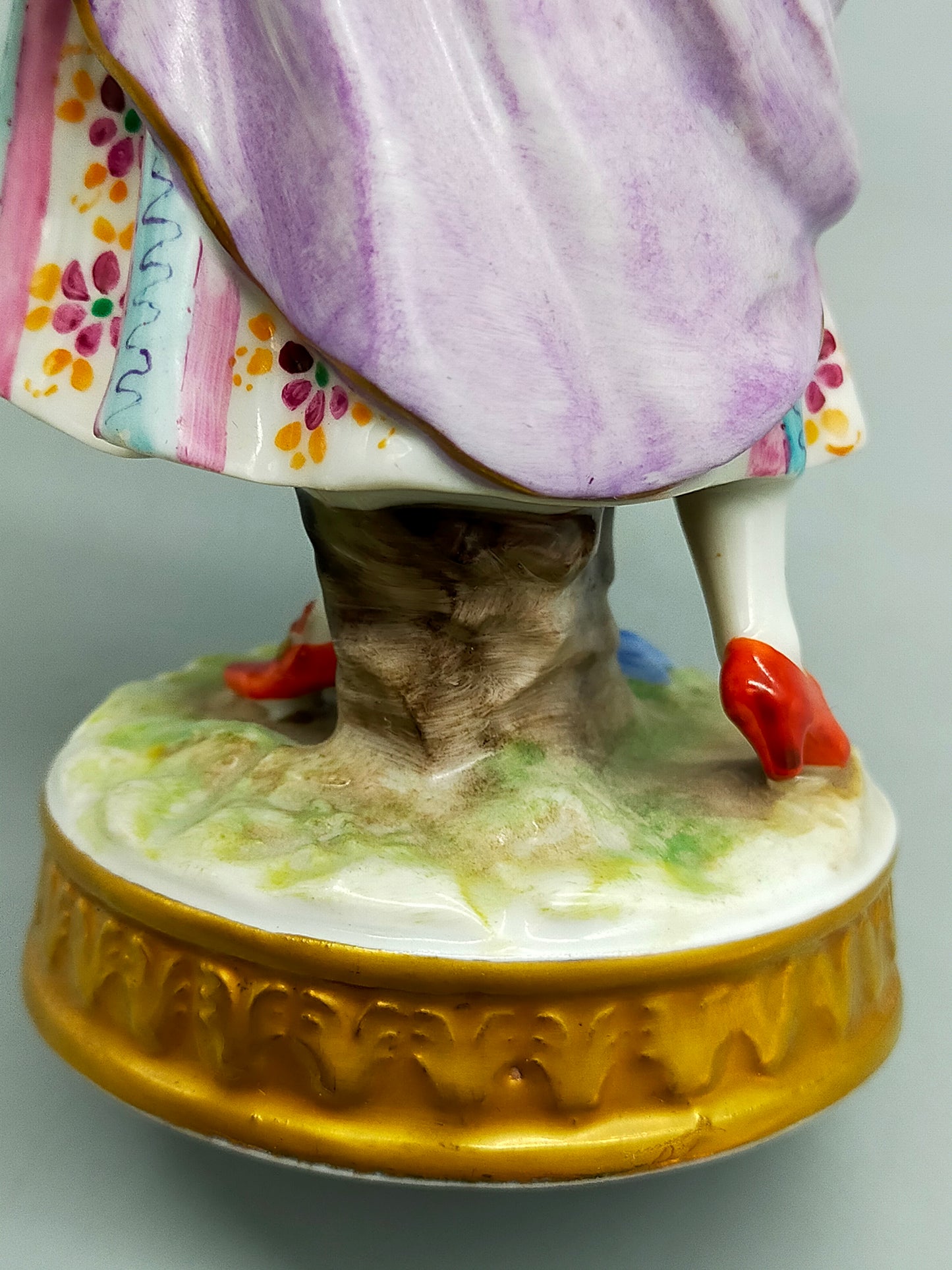 Elegante Thüringen Porzellanfigur – Handbemalte Dame mit Vogelkäfig