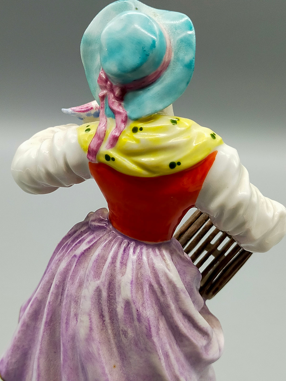 Elegante Thüringen Porzellanfigur – Handbemalte Dame mit Vogelkäfig
