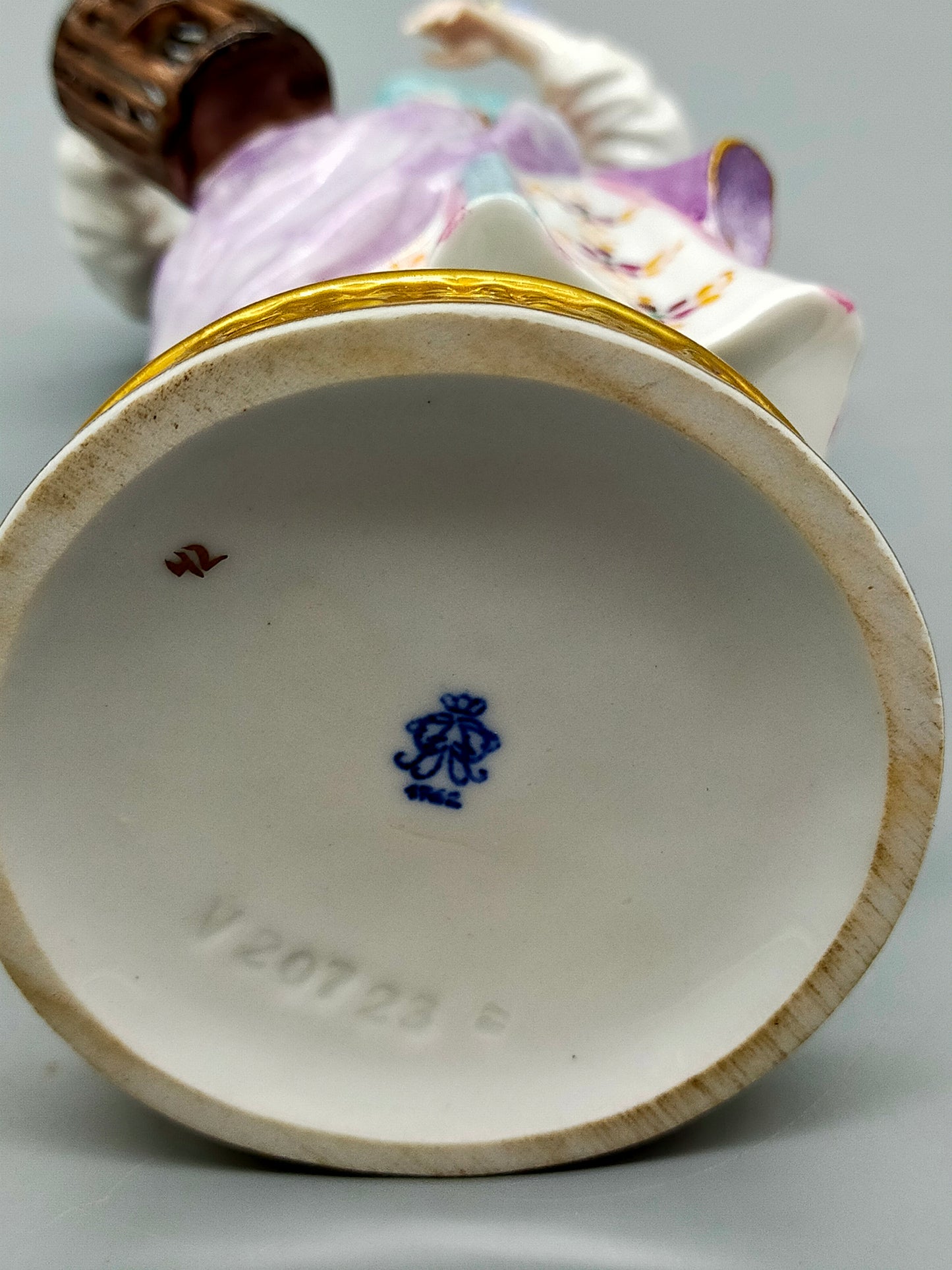 Elegante Thüringen Porzellanfigur – Handbemalte Dame mit Vogelkäfig